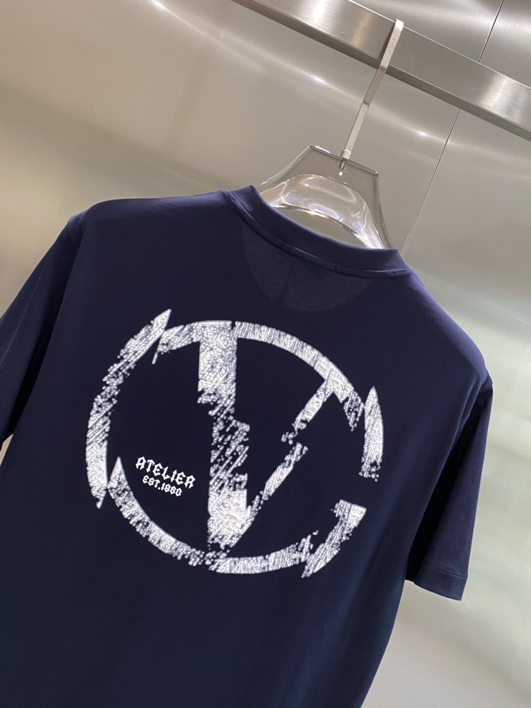 《𝙉𝙚𝙬🤍🖤华伦家》

2025春夏最新款，专柜同步有售，原单狠货，时尚休闲圆领短袖T恤，上身很有特点！