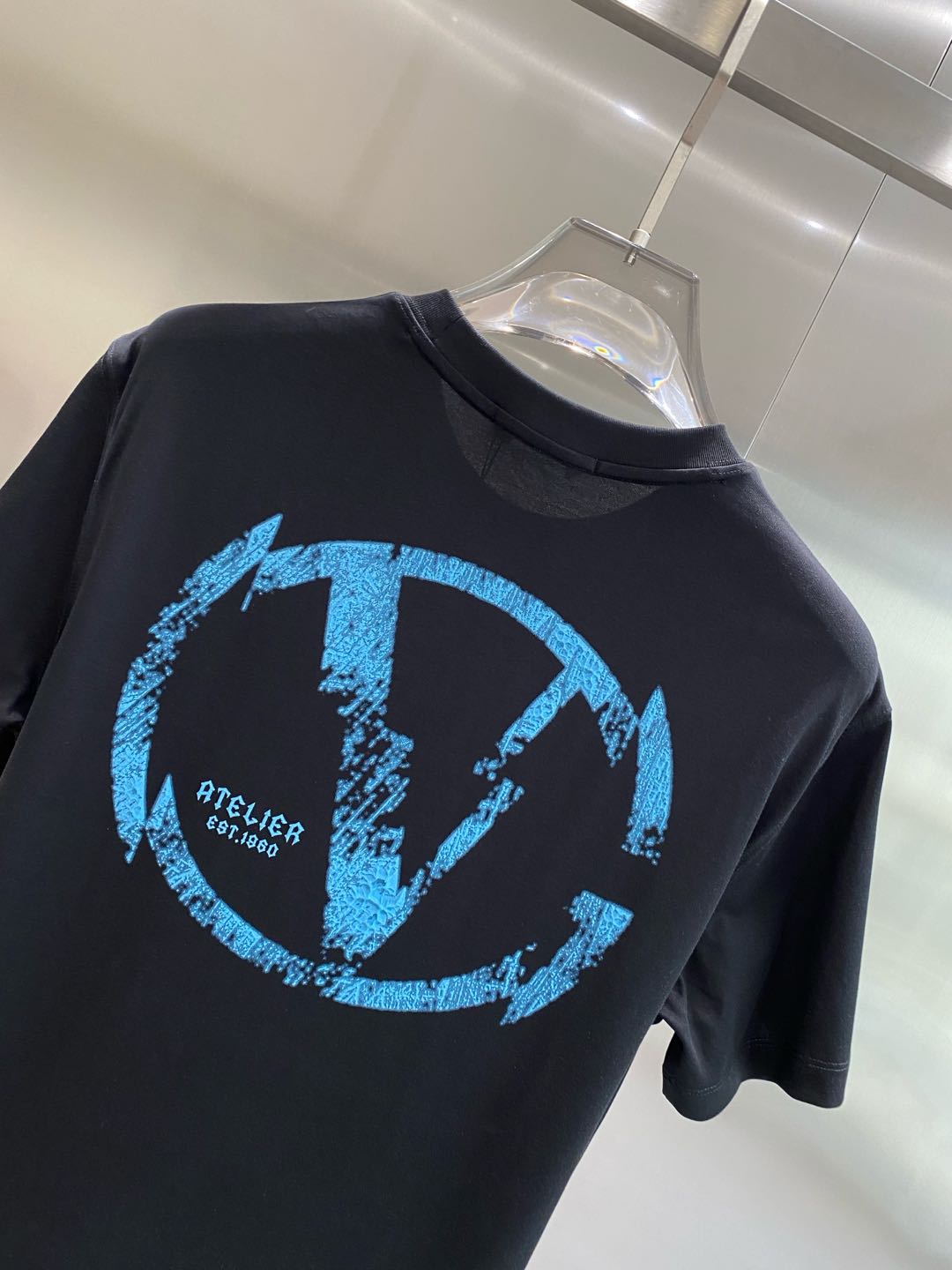 《𝙉𝙚𝙬🤍🖤华伦家》

2025春夏最新款，专柜同步有售，原单狠货，时尚休闲圆领短袖T恤，上身很有特点！