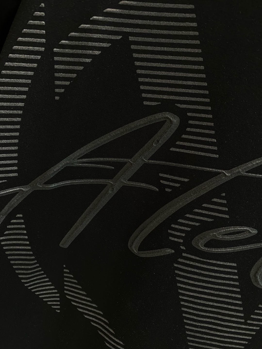 《𝙉𝙚𝙬🤍🖤华伦家》

2025春夏最新款，专柜同步有售，原单狠货，时尚休闲圆领短袖T恤，上身很有特点！
