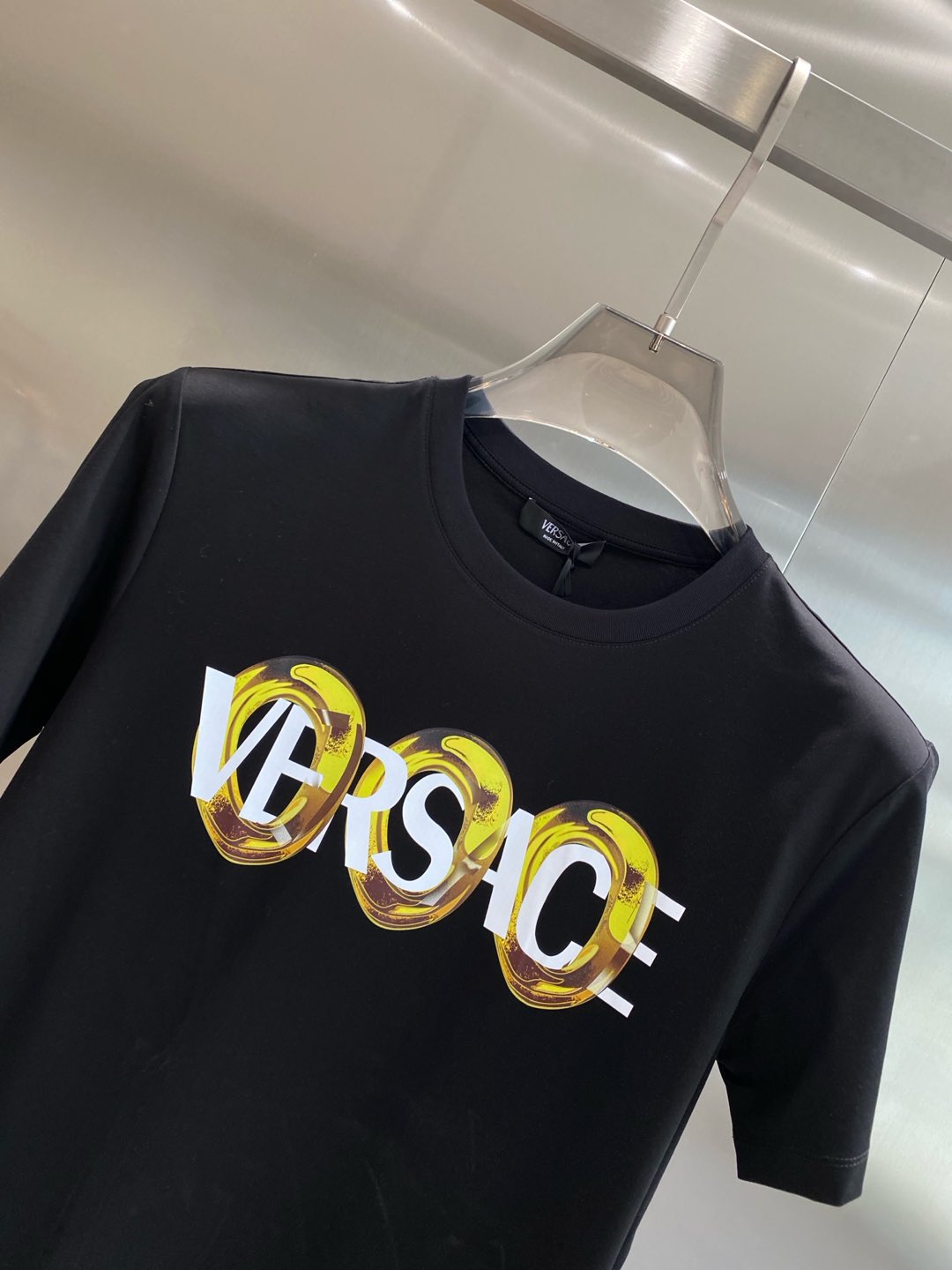 《𝙉𝙚𝙬🤍🖤范家》

 2025SS春夏最新款圆领时尚短袖T恤，官网同步，专柜面料！贴肤舒适，耐看又好穿