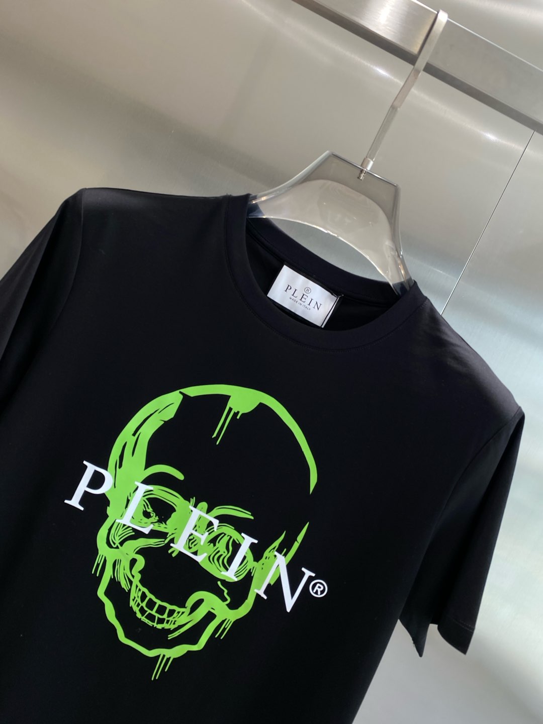 《𝙉𝙚𝙬🤍🖤PP家》

2025SS春夏最新款圆领时尚短袖T恤，官网同步，专柜纯棉面料！贴肤舒适，耐看又