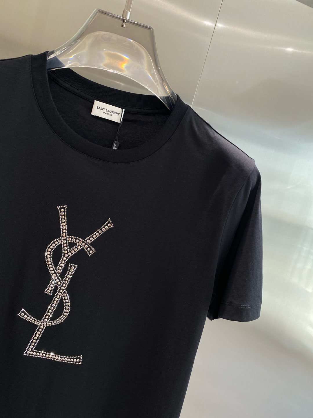 《𝙉𝙚𝙬🤍🖤圣罗家》

 2025SS春夏最新款圆领时尚短袖T恤，官网同步，专柜面料！贴肤舒适，耐看又好