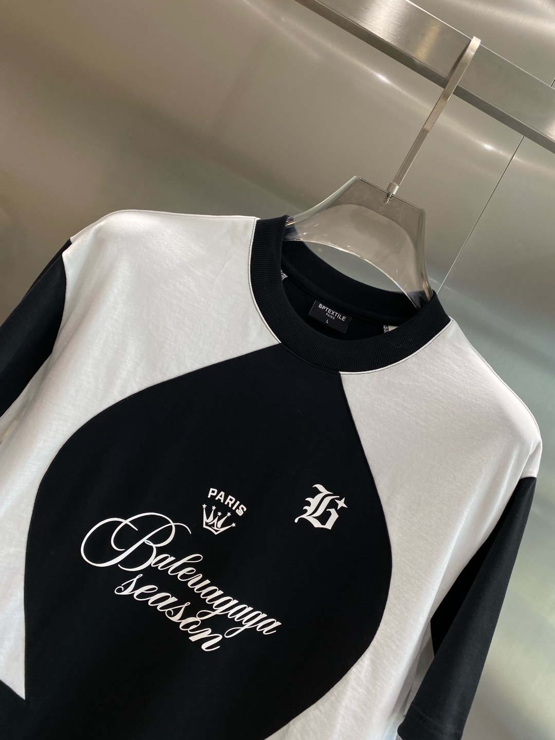 《𝙉𝙚𝙬🤍🖤巴黎家》

2025时尚简约潮流短袖，最顶级的品质专柜原单短袖，顶级制作工艺进口面料，专柜款
