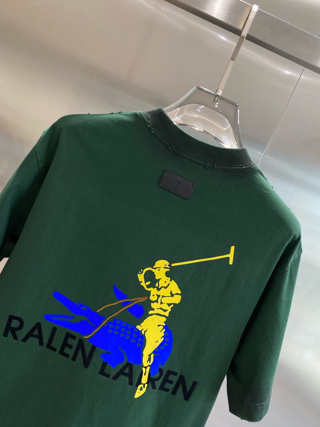 《𝙉𝙚𝙬🤍🖤鳄鱼家》

2025时尚简约潮流短袖，最顶级的品质专柜原单短袖，顶级制作工艺进口面料，专柜款