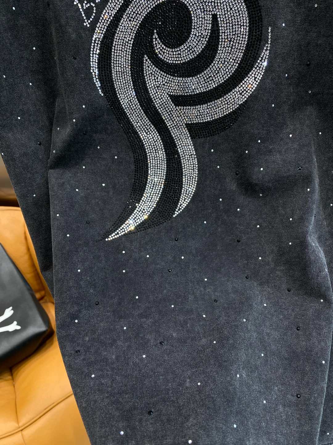 《𝙉𝙚𝙬🤍🖤巴黎家》

2025最新款短袖T恤，洗水工艺 手绘 手感柔软，穿着舒适，做工精细.上身效果无