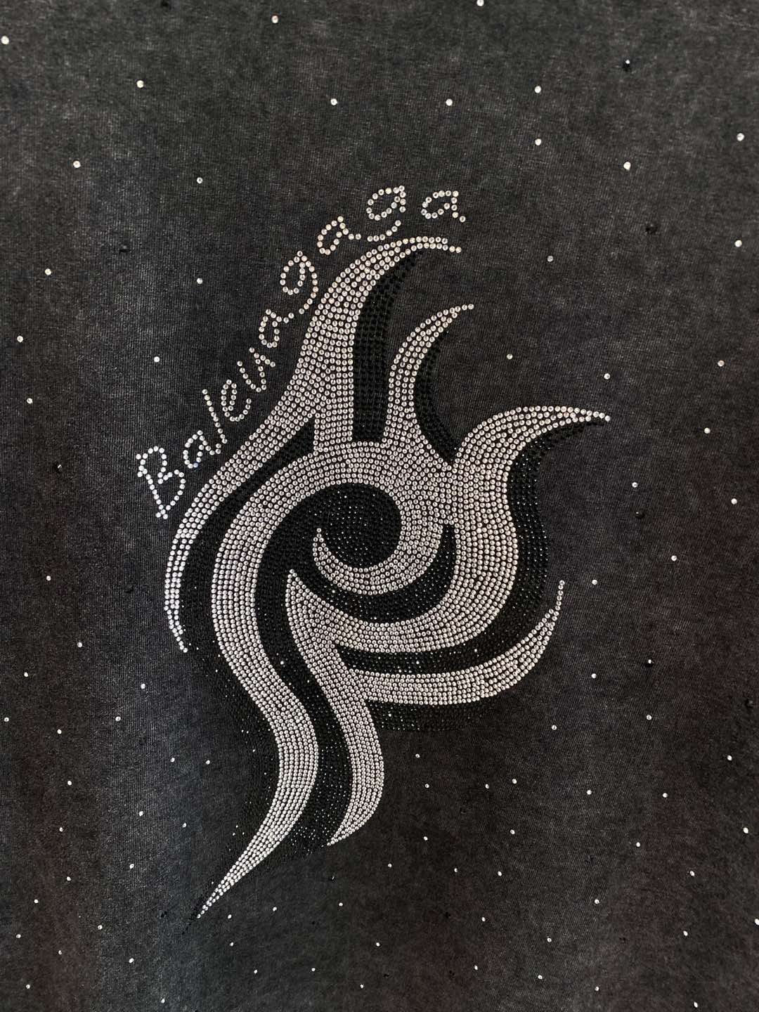 《𝙉𝙚𝙬🤍🖤巴黎家》

2025最新款短袖T恤，洗水工艺 手绘 手感柔软，穿着舒适，做工精细.上身效果无