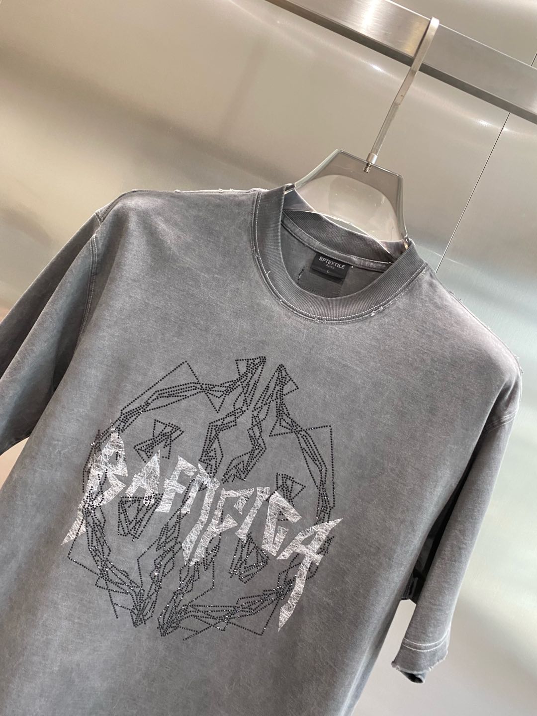 《𝙉𝙚𝙬🤍🖤巴黎家》

2025时尚简约潮流短袖，最顶级的品质专柜原单短袖，顶级制作工艺进口面料，专柜款