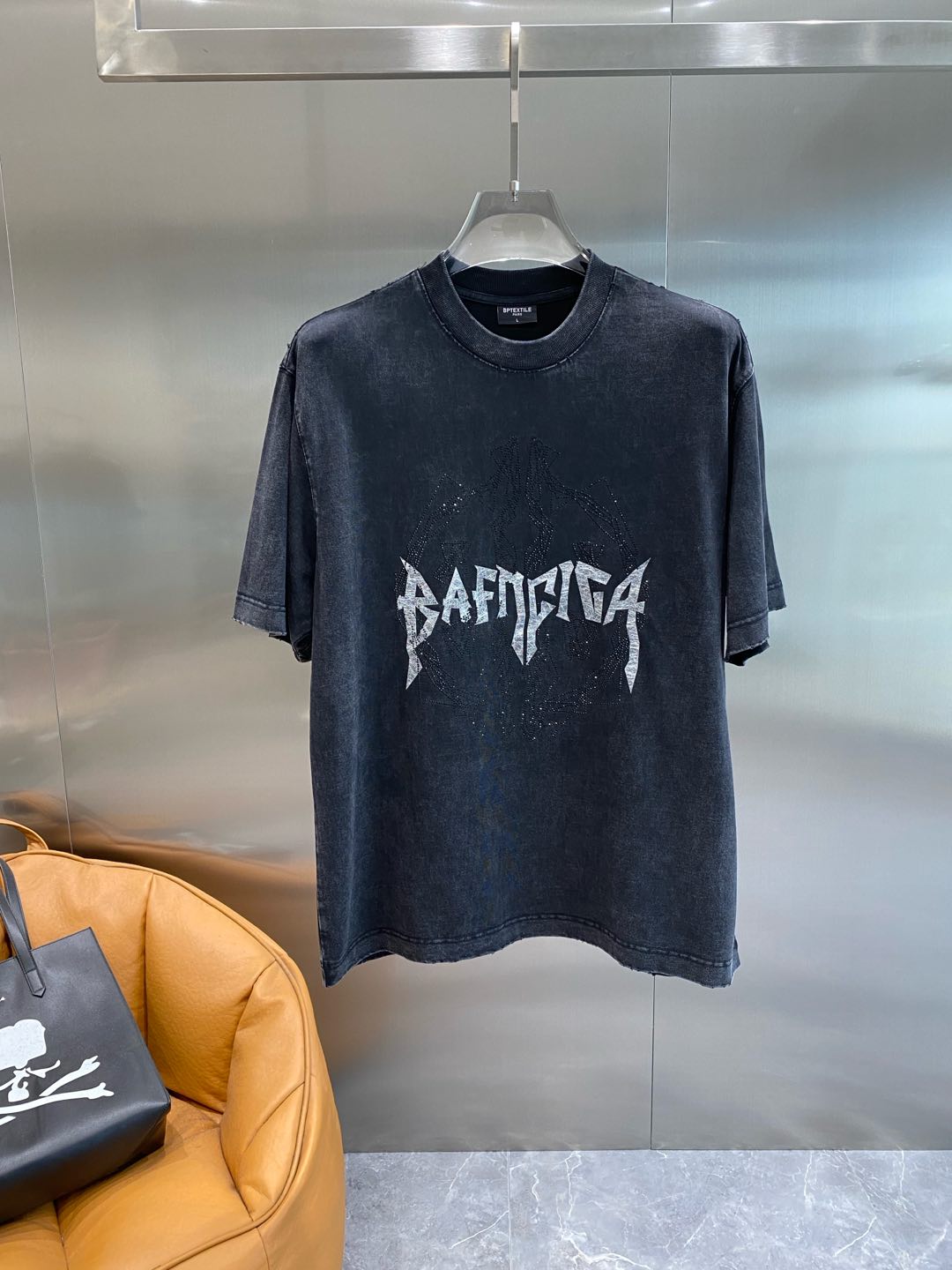 《𝙉𝙚𝙬🤍🖤巴黎家》

2025时尚简约潮流短袖，最顶级的品质专柜原单短袖，顶级制作工艺进口面料，专柜款