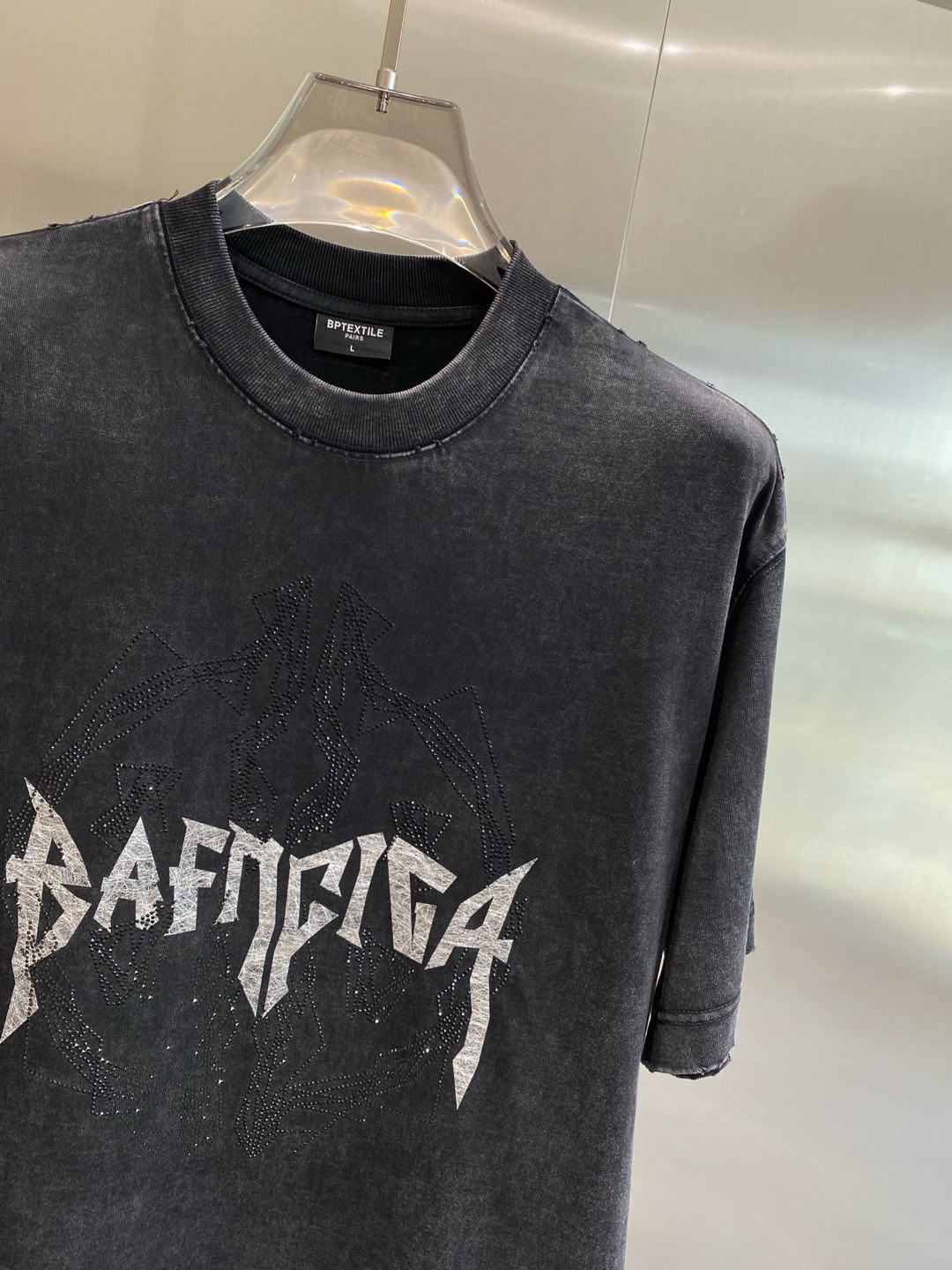 《𝙉𝙚𝙬🤍🖤巴黎家》

2025时尚简约潮流短袖，最顶级的品质专柜原单短袖，顶级制作工艺进口面料，专柜款