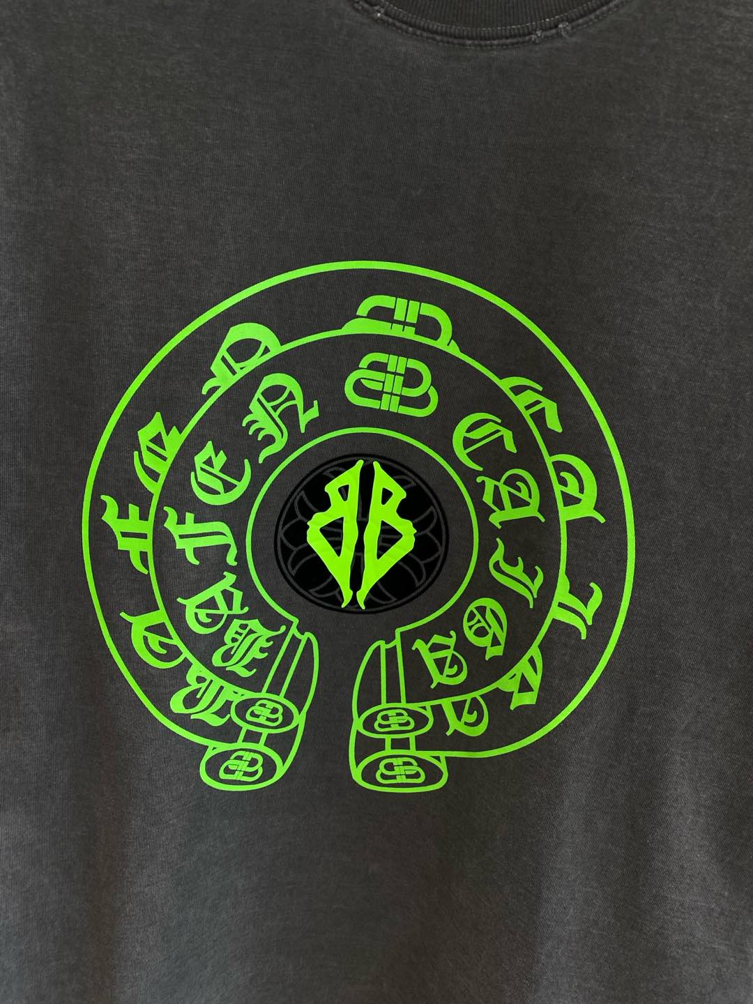 《𝙉𝙚𝙬🤍🖤克家》

2025最新款短袖T恤，洗水工艺 手绘 手感柔软，穿着舒适，做工精细.上身效果无敌
