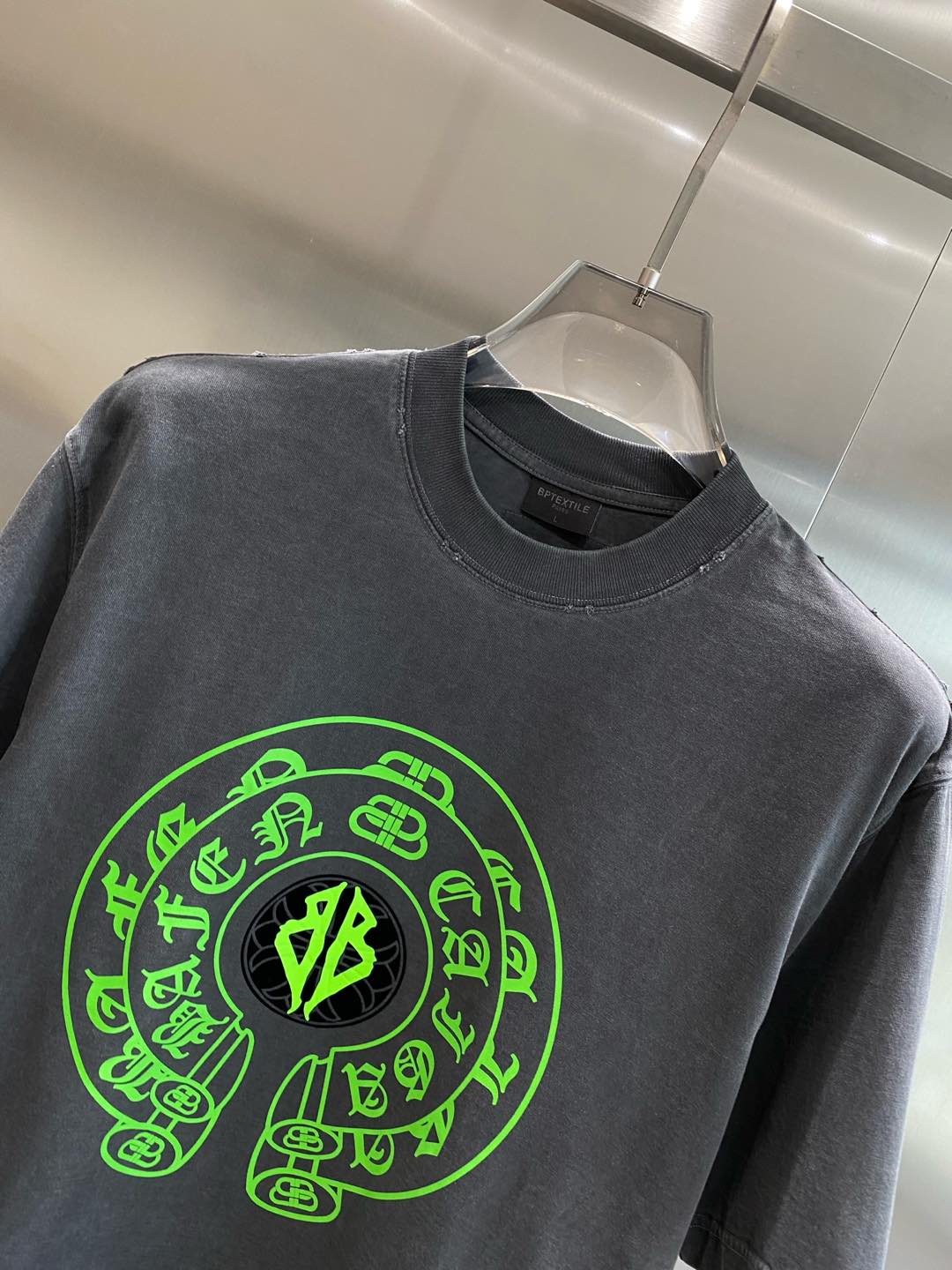 《𝙉𝙚𝙬🤍🖤克家》

2025最新款短袖T恤，洗水工艺 手绘 手感柔软，穿着舒适，做工精细.上身效果无敌