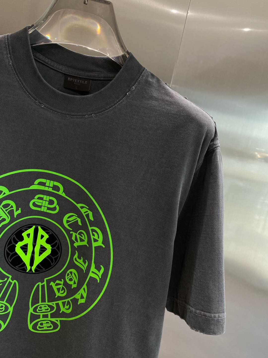 《𝙉𝙚𝙬🤍🖤克家》

2025最新款短袖T恤，洗水工艺 手绘 手感柔软，穿着舒适，做工精细.上身效果无敌