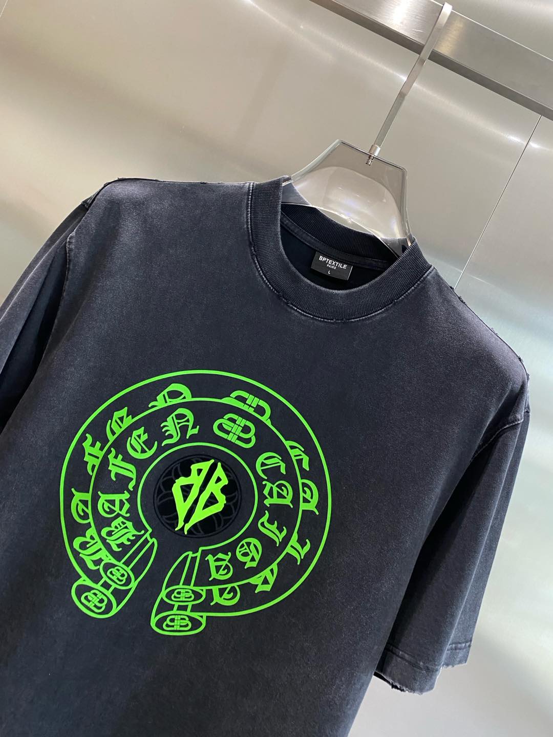 《𝙉𝙚𝙬🤍🖤克家》

2025最新款短袖T恤，洗水工艺 手绘 手感柔软，穿着舒适，做工精细.上身效果无敌