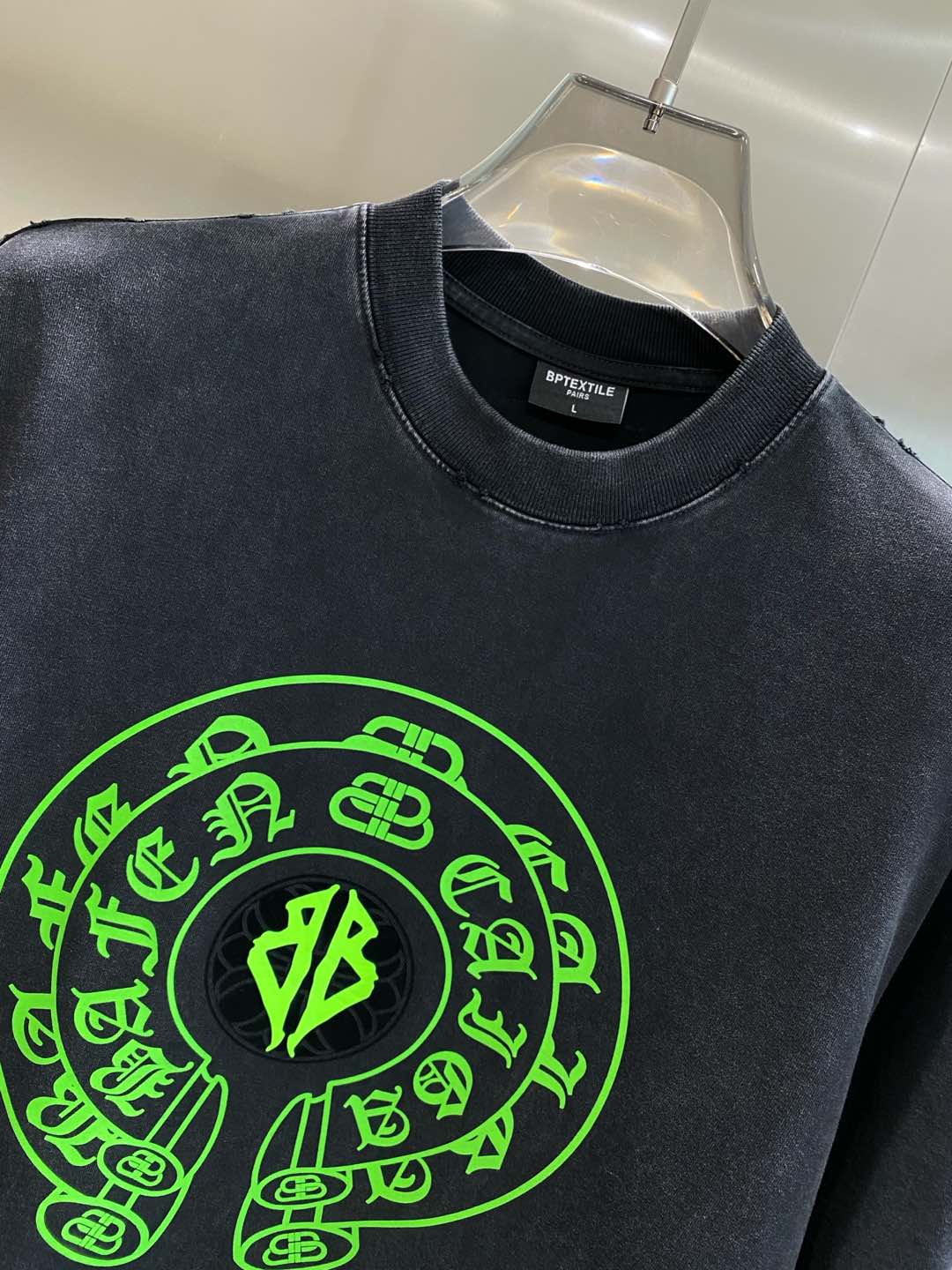 《𝙉𝙚𝙬🤍🖤克家》

2025最新款短袖T恤，洗水工艺 手绘 手感柔软，穿着舒适，做工精细.上身效果无敌