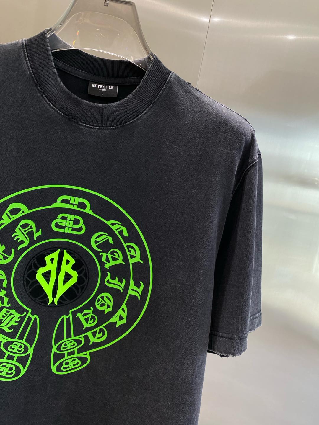 《𝙉𝙚𝙬🤍🖤克家》

2025最新款短袖T恤，洗水工艺 手绘 手感柔软，穿着舒适，做工精细.上身效果无敌