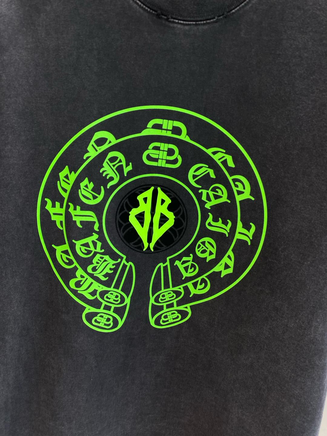 《𝙉𝙚𝙬🤍🖤克家》

2025最新款短袖T恤，洗水工艺 手绘 手感柔软，穿着舒适，做工精细.上身效果无敌
