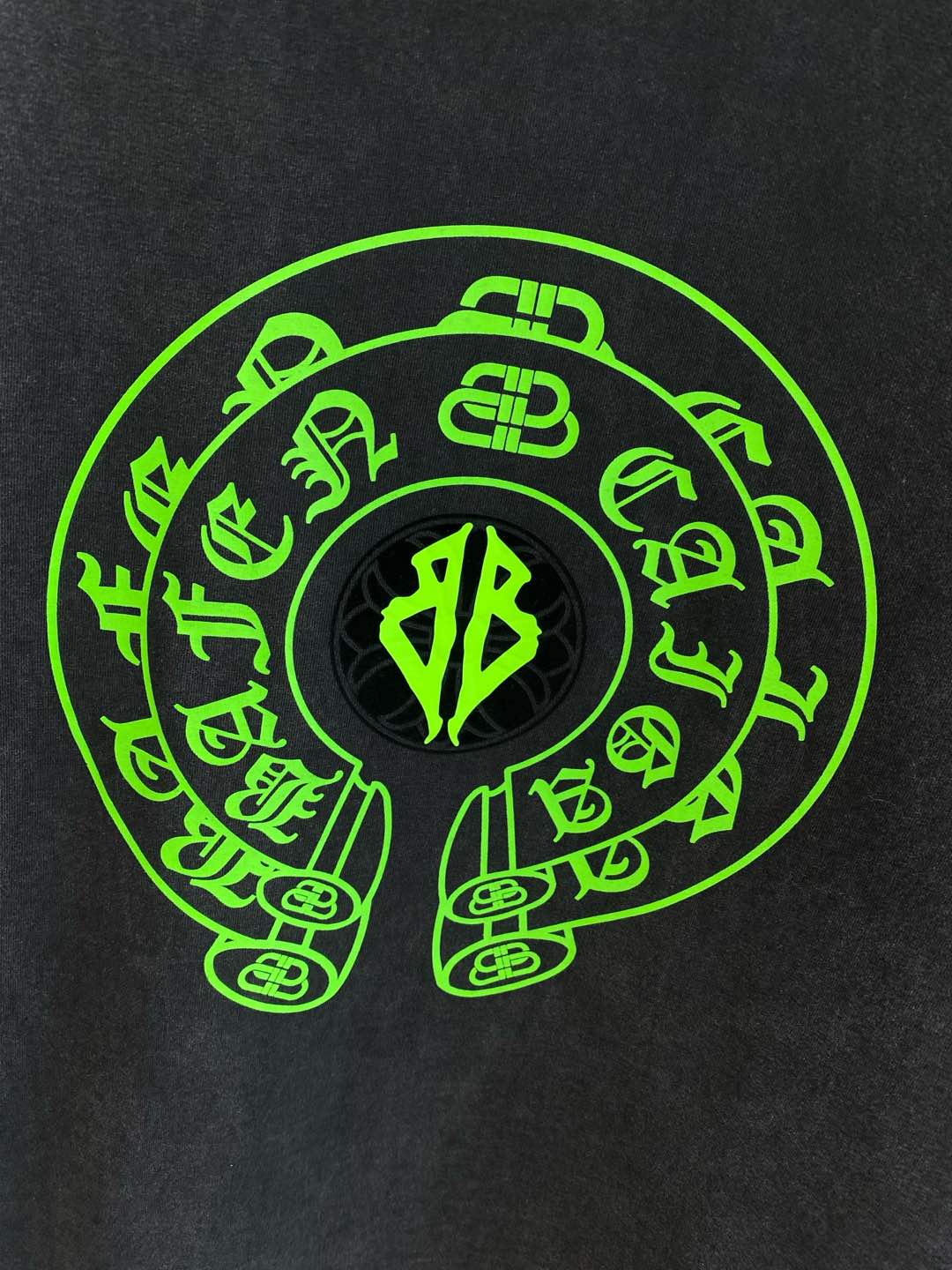 《𝙉𝙚𝙬🤍🖤克家》

2025最新款短袖T恤，洗水工艺 手绘 手感柔软，穿着舒适，做工精细.上身效果无敌