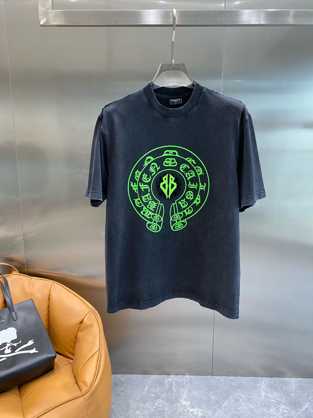 《𝙉𝙚𝙬🤍🖤克家》

2025最新款短袖T恤，洗水工艺 手绘 手感柔软，穿着舒适，做工精细.上身效果无敌