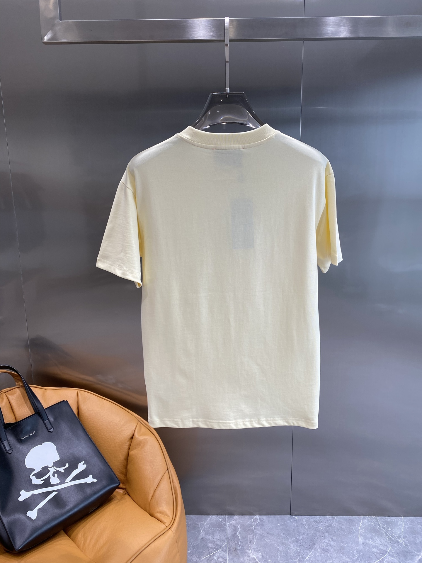 《𝙉𝙚𝙬🤍🖤 古家》
2025新款经典元素的色彩变奏
经典的“GUCCI”字样搭配双G标志，红绿配色复古