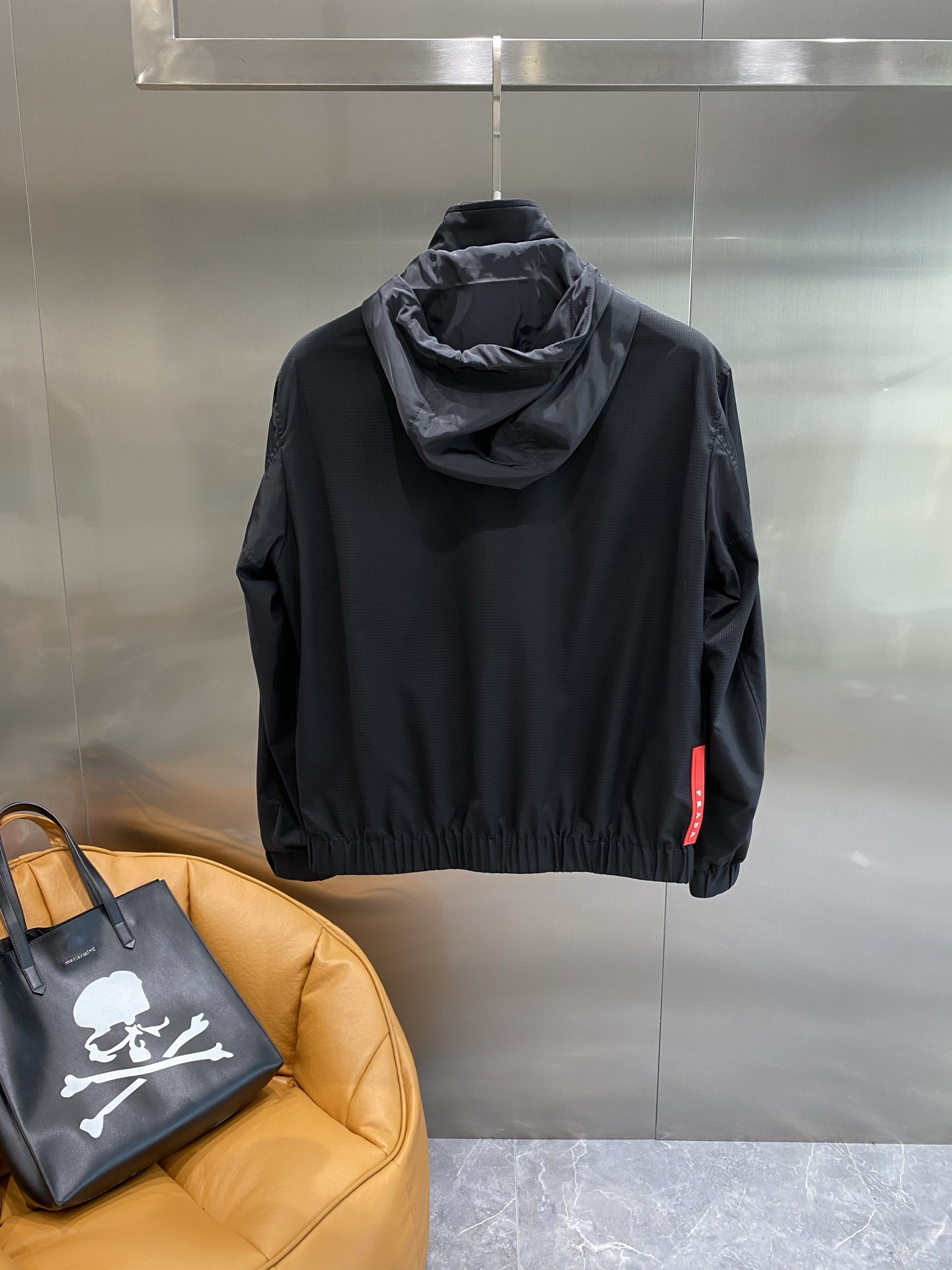 《𝙉𝙚𝙬🤍🖤 普家》
Prada夹克，时尚与实用的完美融合 经典的连帽设计，休闲感十足。胸前标志性的三角