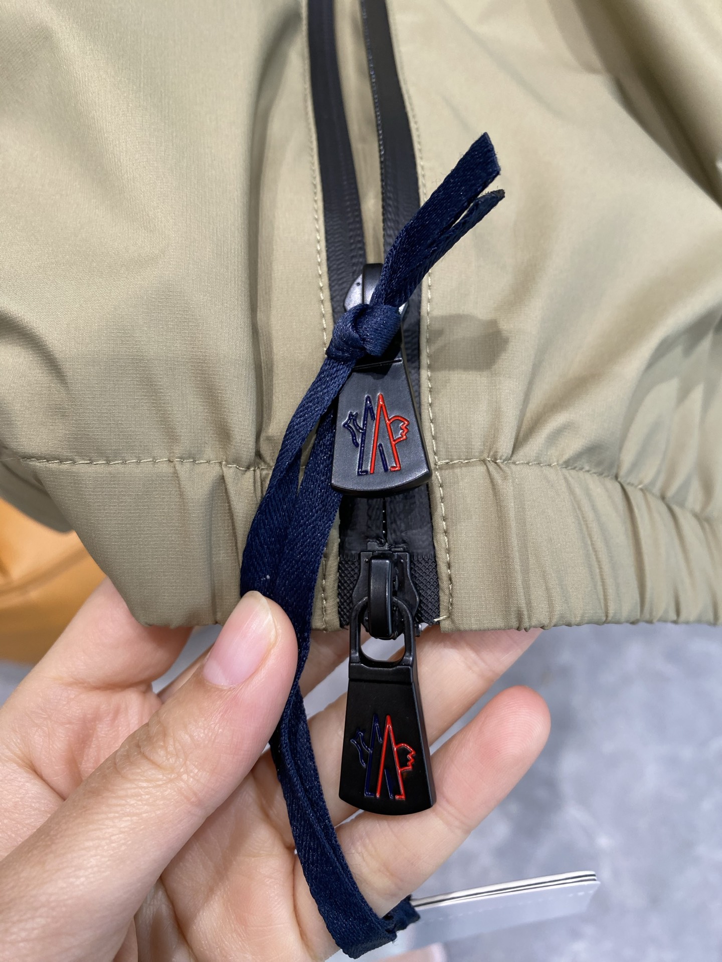 《𝙉𝙚𝙬🤍🖤 蒙家》
Moncler夹克，时尚与实用并存 连帽设计增添休闲感，拉链细节精致，口袋实用又美