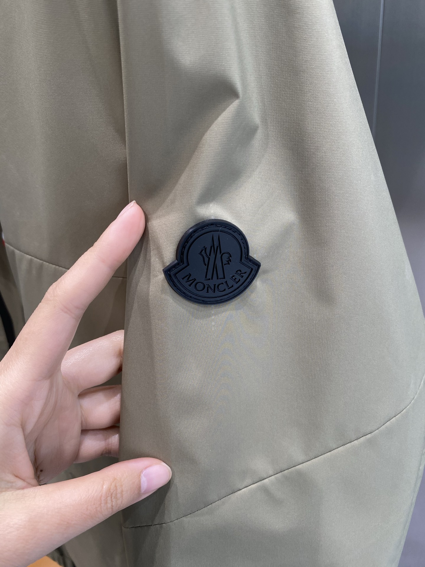 《𝙉𝙚𝙬🤍🖤 蒙家》
Moncler夹克，时尚与实用并存 连帽设计增添休闲感，拉链细节精致，口袋实用又美