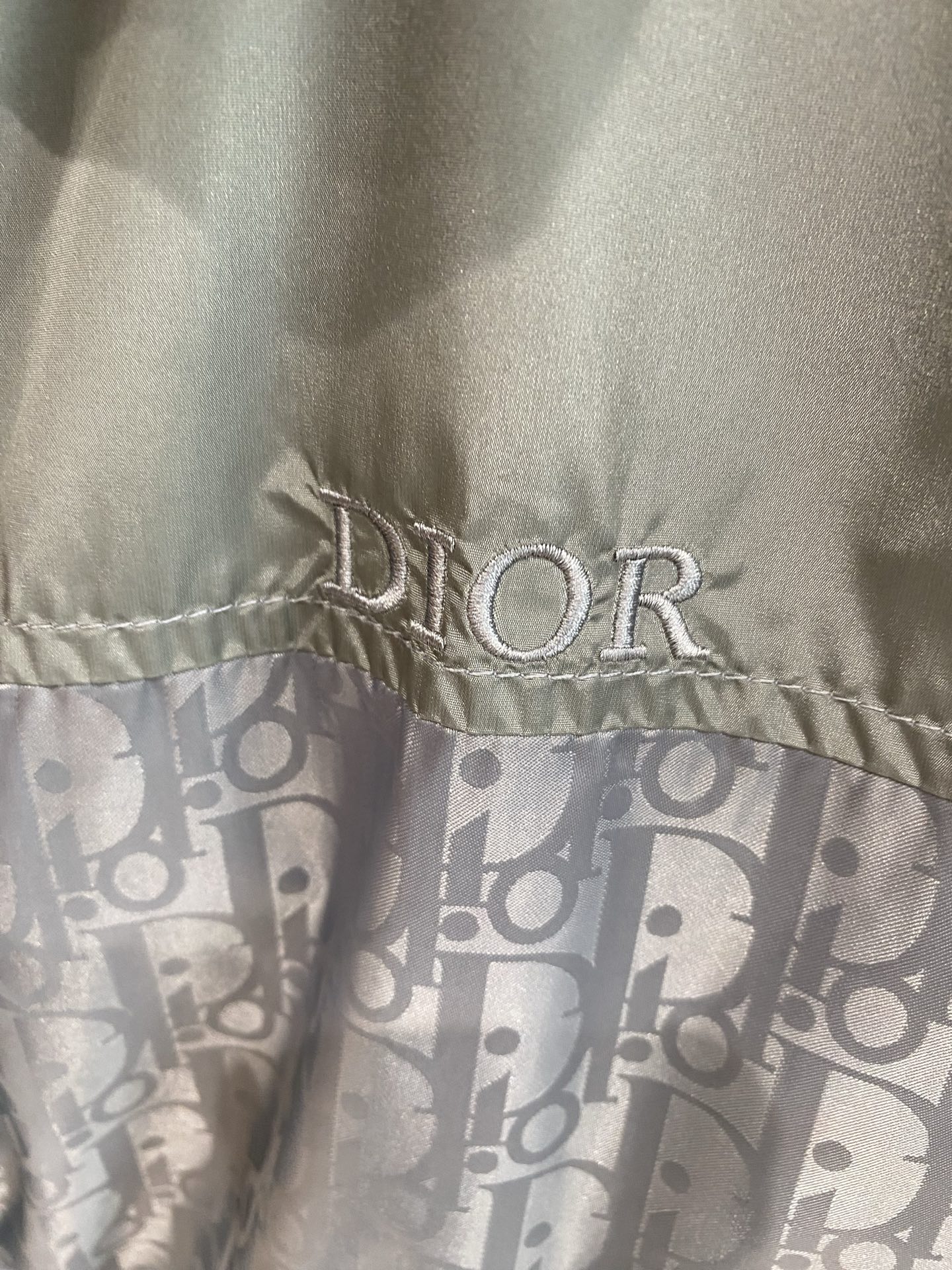 《𝙉𝙚𝙬🤍🖤 迪家》
Dior夹克，藏在细节里 一眼就被这件Dior夹克吸引住了！经典黑色，低调又不失奢