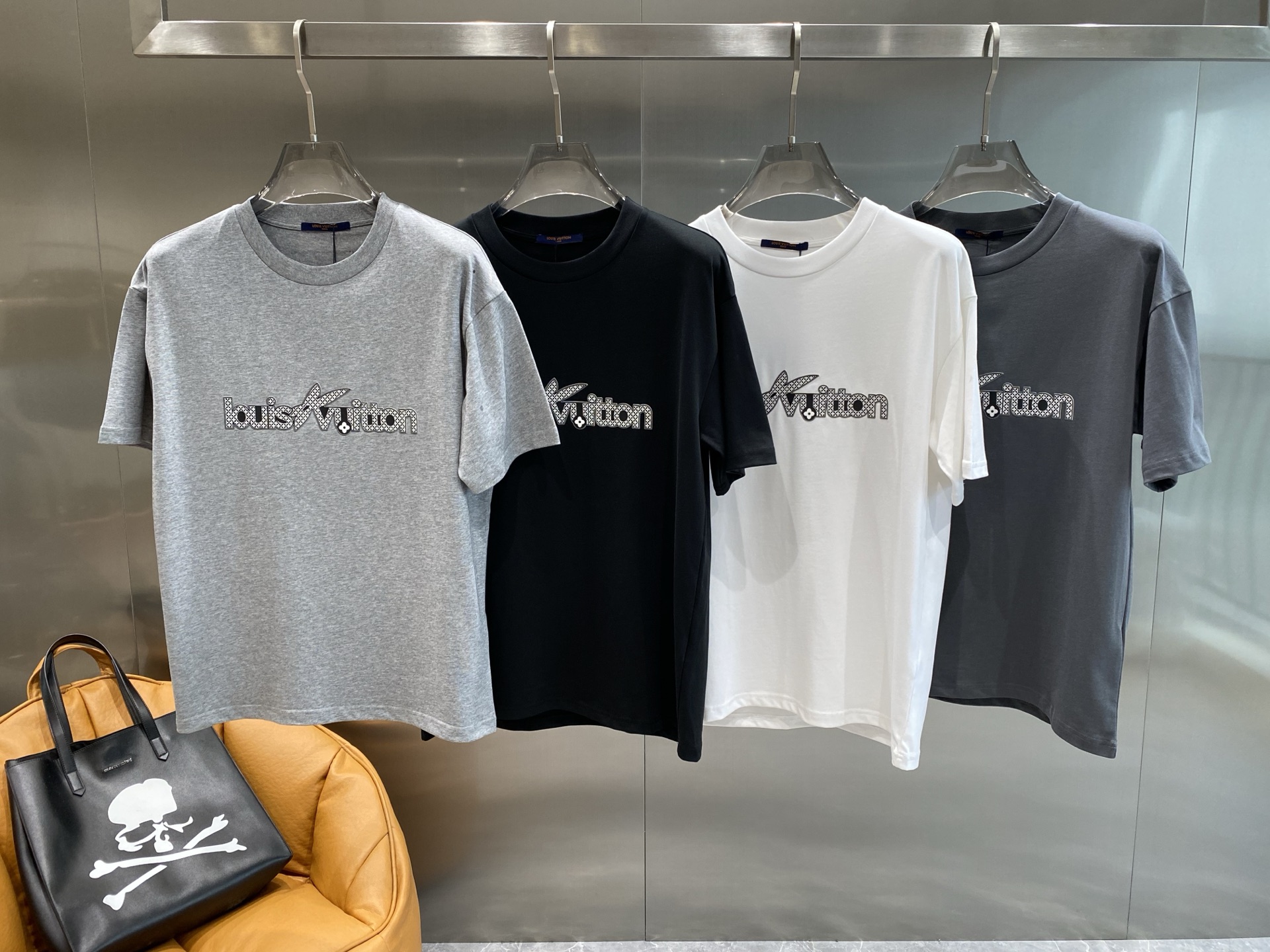 《𝙉𝙚𝙬🤍🖤 驴家》
2025新款短袖 胸前的“louisVuitton”字样搭配标志性图案，以精致的工