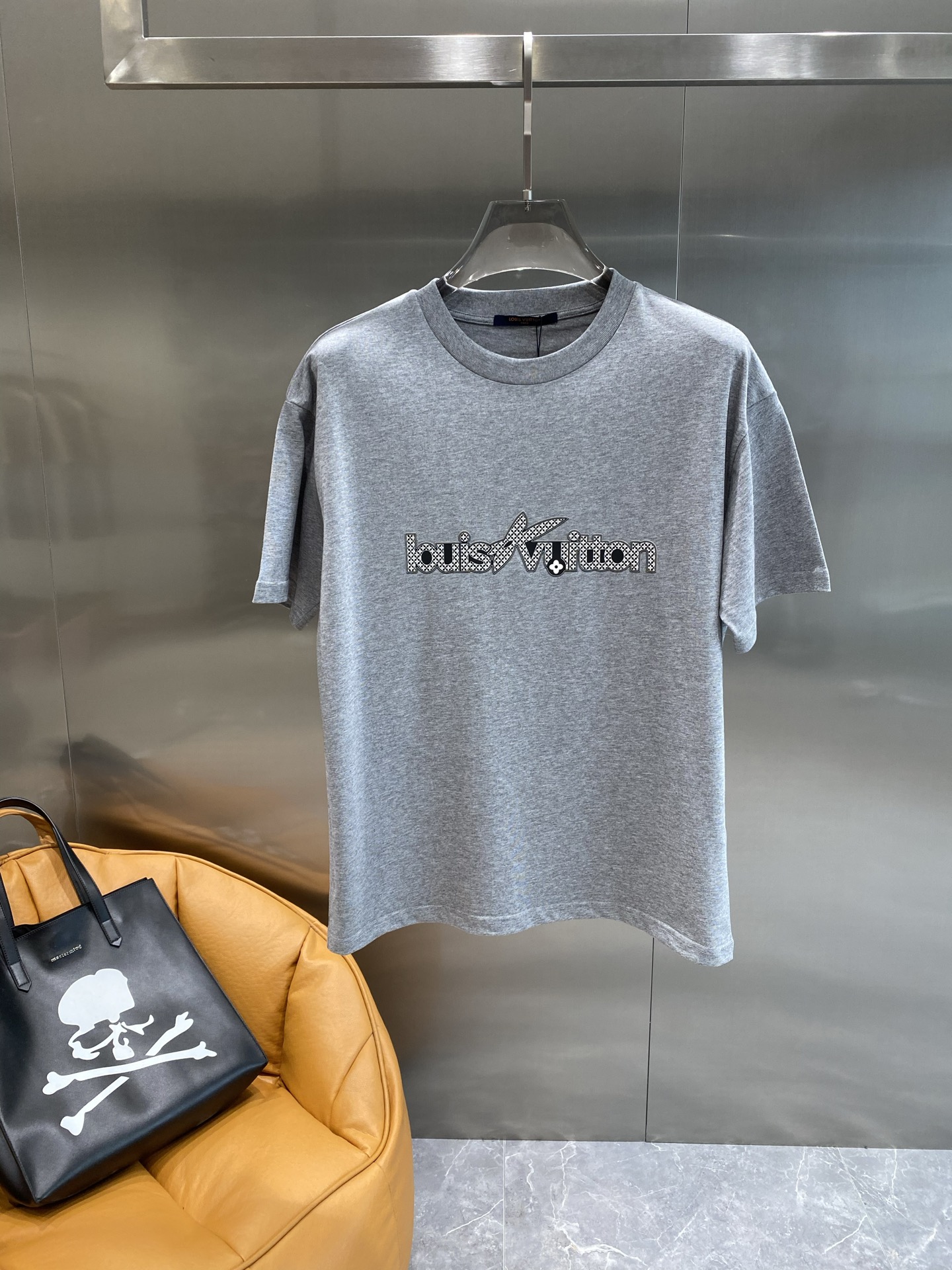 《𝙉𝙚𝙬🤍🖤 驴家》
2025新款短袖 胸前的“louisVuitton”字样搭配标志性图案，以精致的工