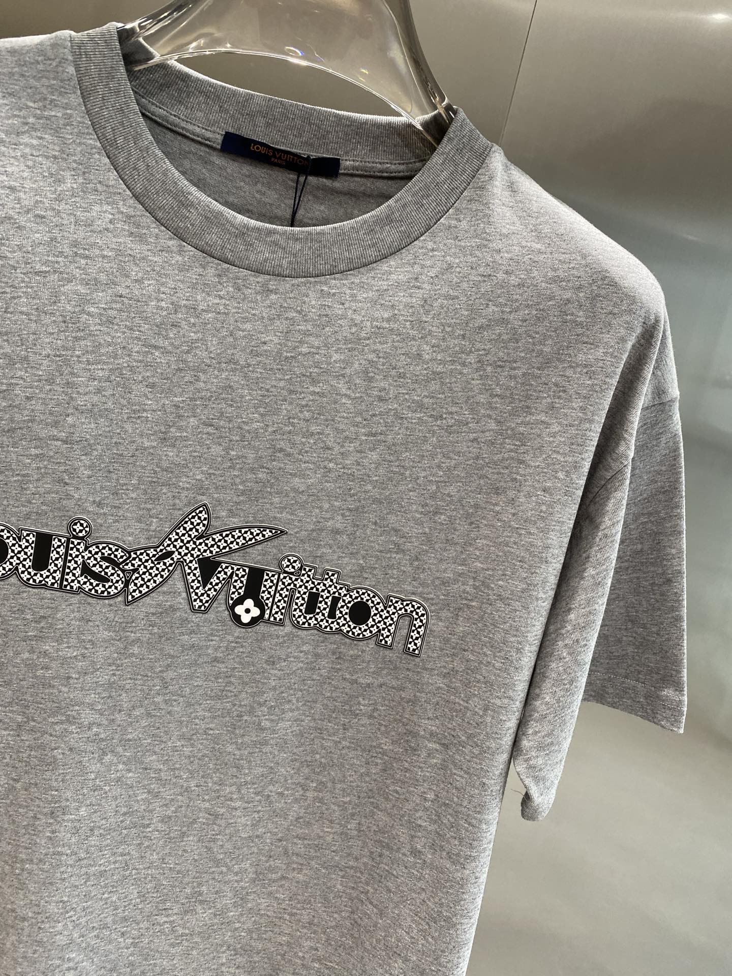 《𝙉𝙚𝙬🤍🖤 驴家》
2025新款短袖 胸前的“louisVuitton”字样搭配标志性图案，以精致的工