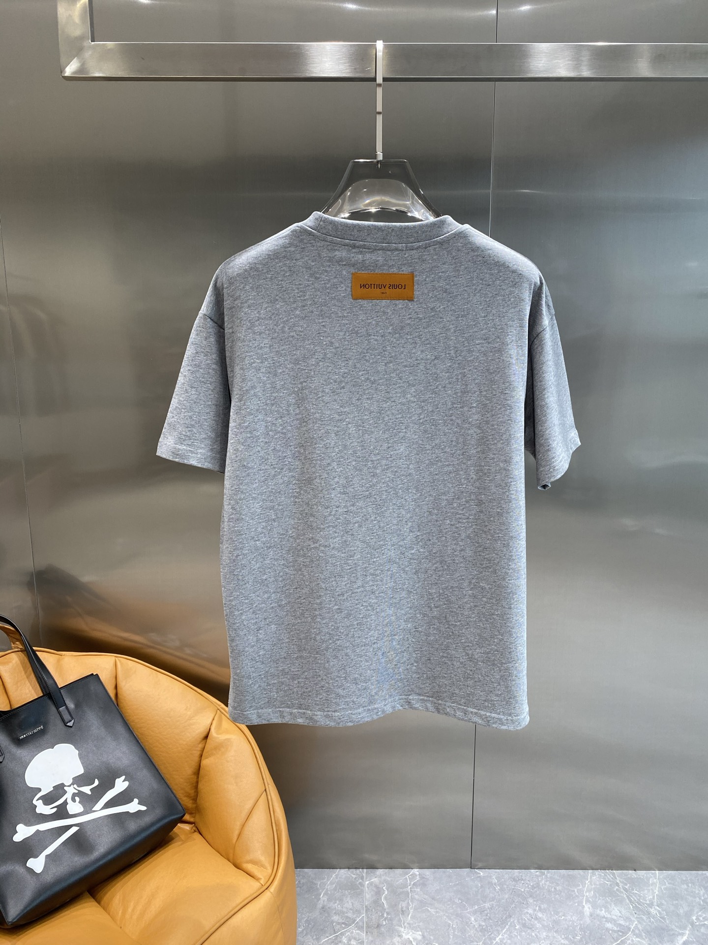 《𝙉𝙚𝙬🤍🖤 驴家》
2025新款短袖 胸前的“louisVuitton”字样搭配标志性图案，以精致的工