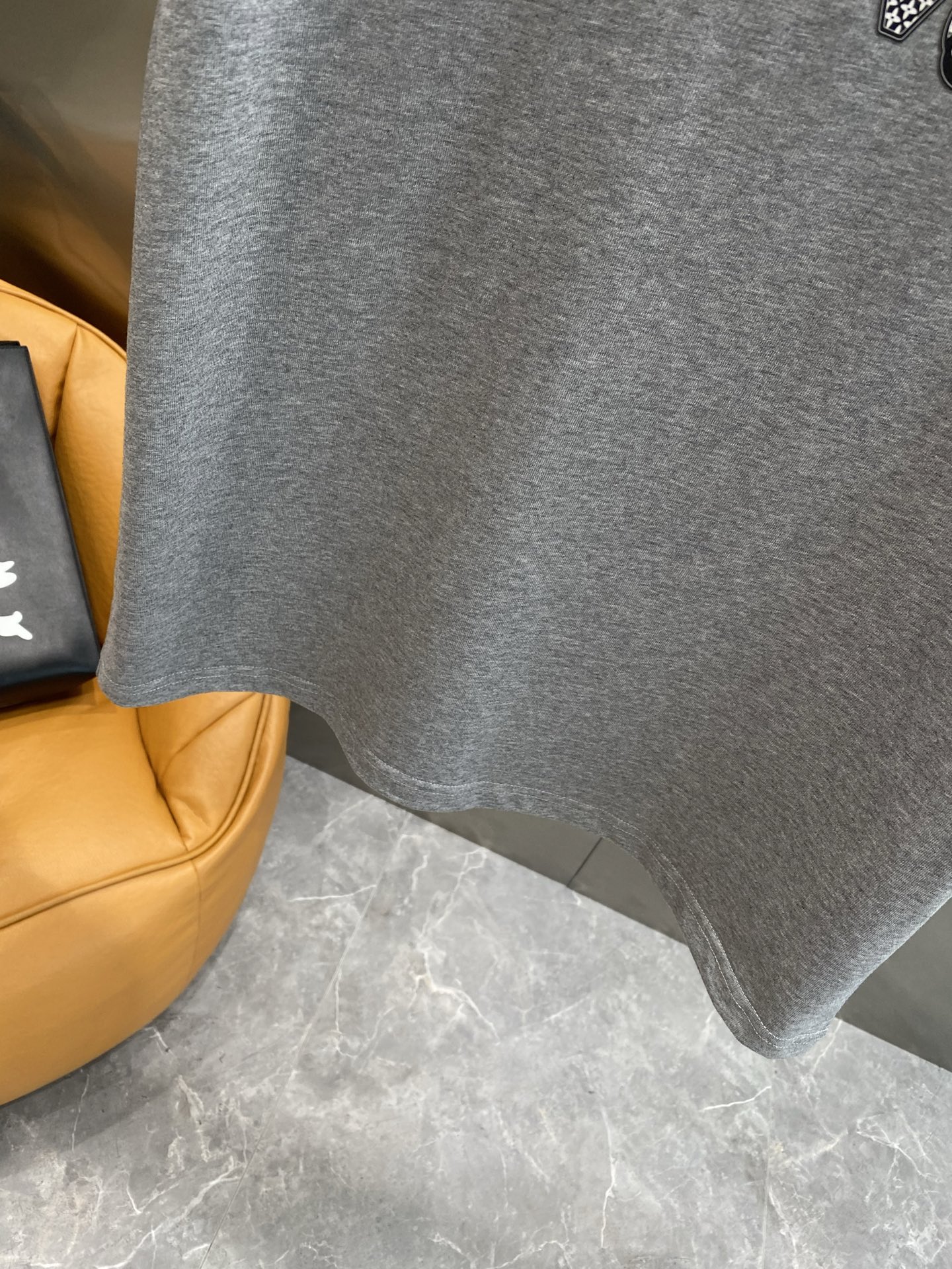 《𝙉𝙚𝙬🤍🖤 驴家》
2025新款短袖 胸前的“louisVuitton”字样搭配标志性图案，以精致的工