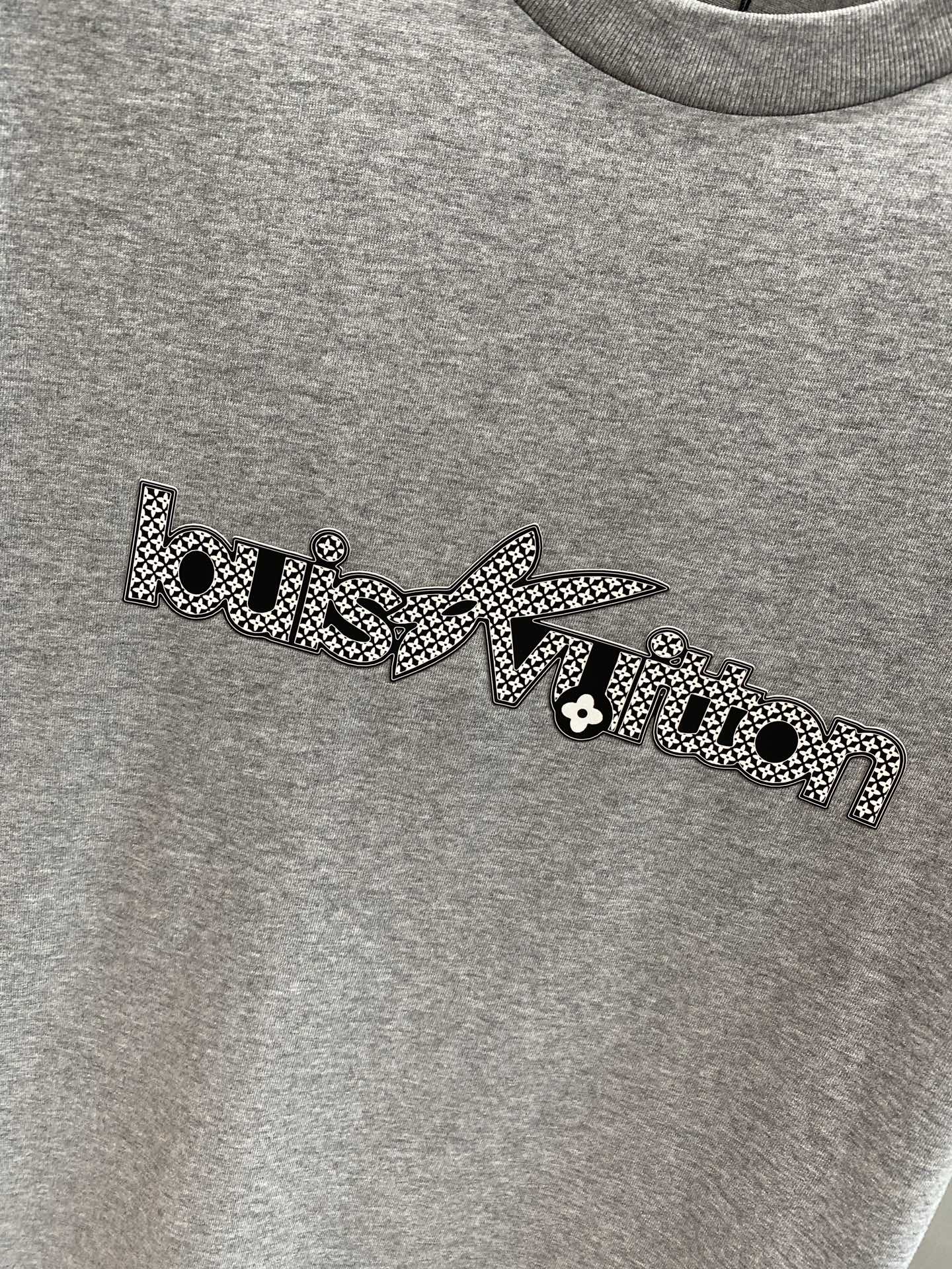 《𝙉𝙚𝙬🤍🖤 驴家》
2025新款短袖 胸前的“louisVuitton”字样搭配标志性图案，以精致的工