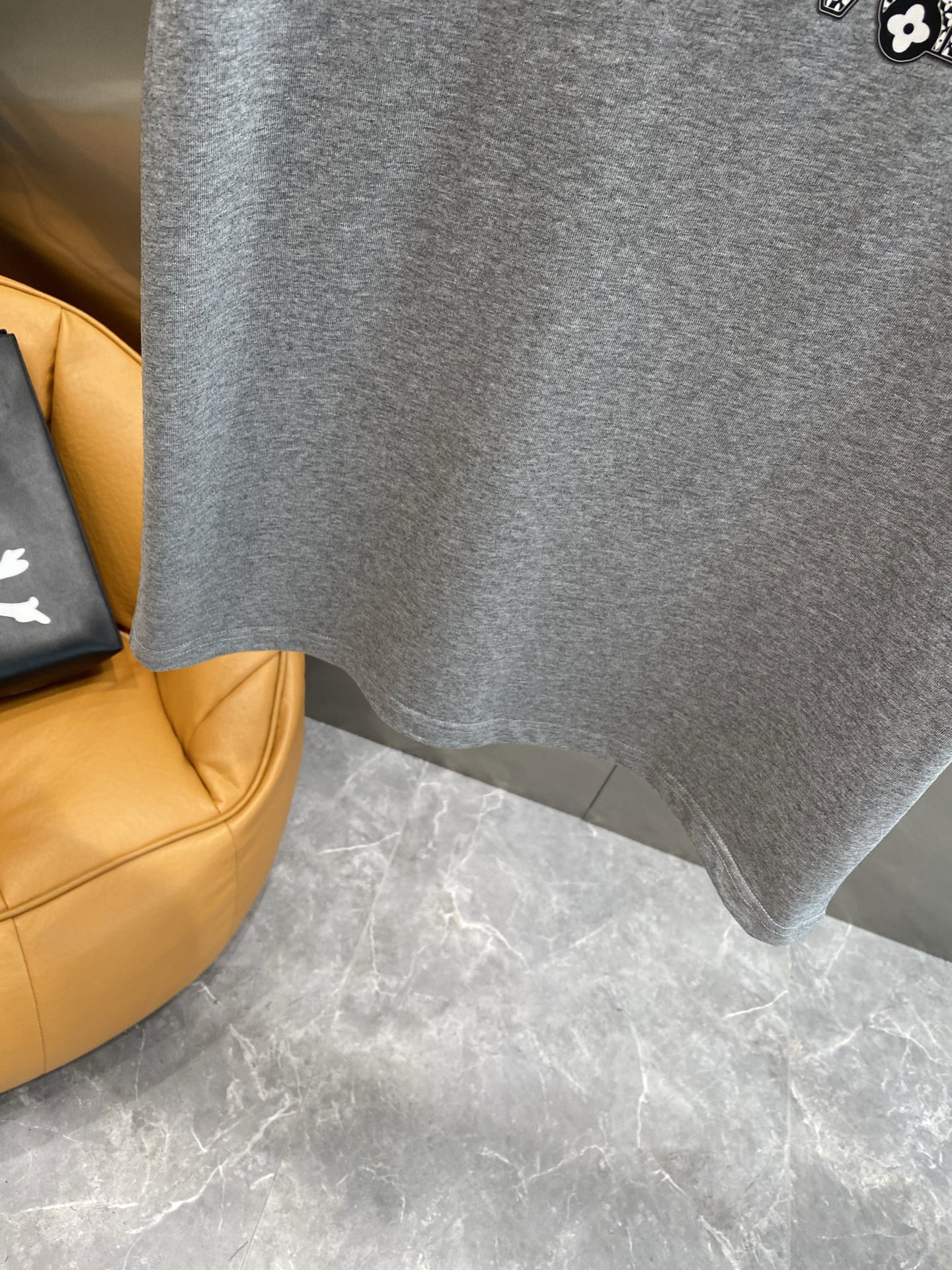 《𝙉𝙚𝙬🤍🖤 驴家》
2025新款短袖 胸前的“louisVuitton”字样搭配标志性图案，以精致的工