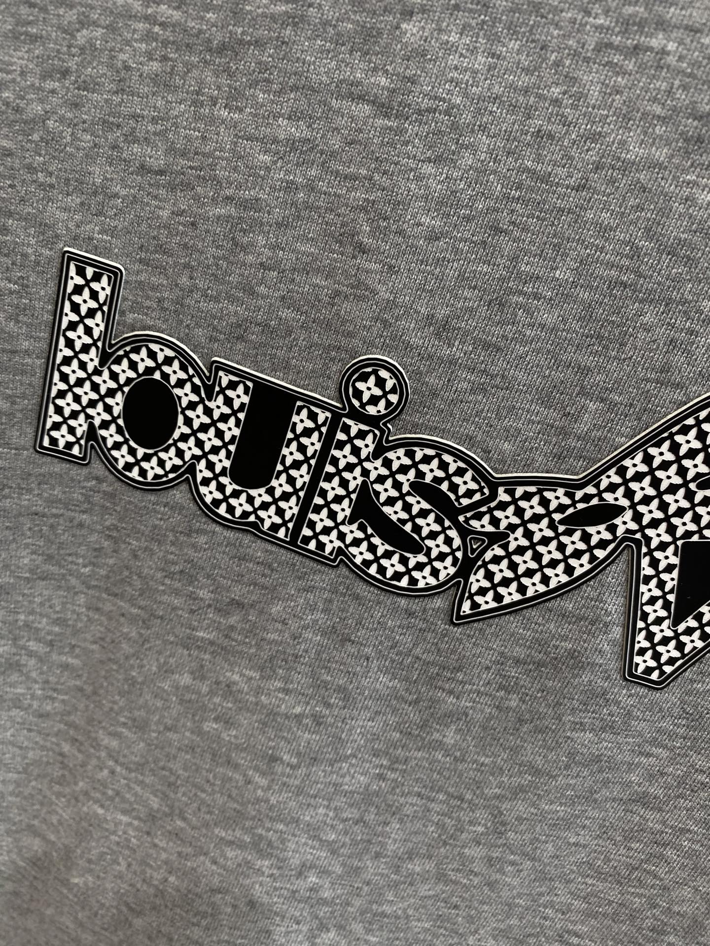 《𝙉𝙚𝙬🤍🖤 驴家》
2025新款短袖 胸前的“louisVuitton”字样搭配标志性图案，以精致的工