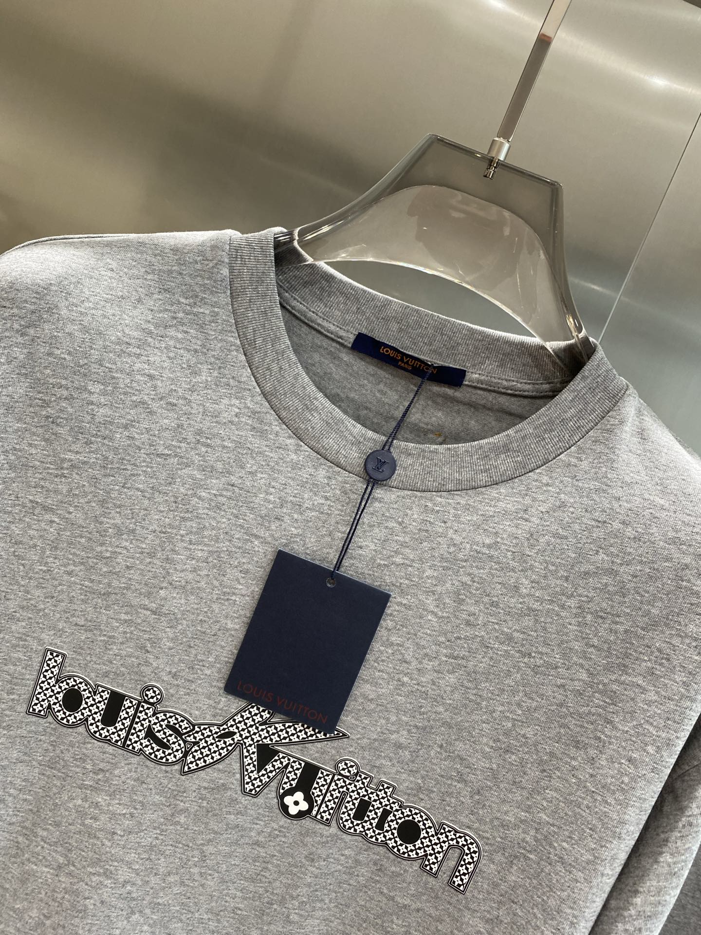 《𝙉𝙚𝙬🤍🖤 驴家》
2025新款短袖 胸前的“louisVuitton”字样搭配标志性图案，以精致的工