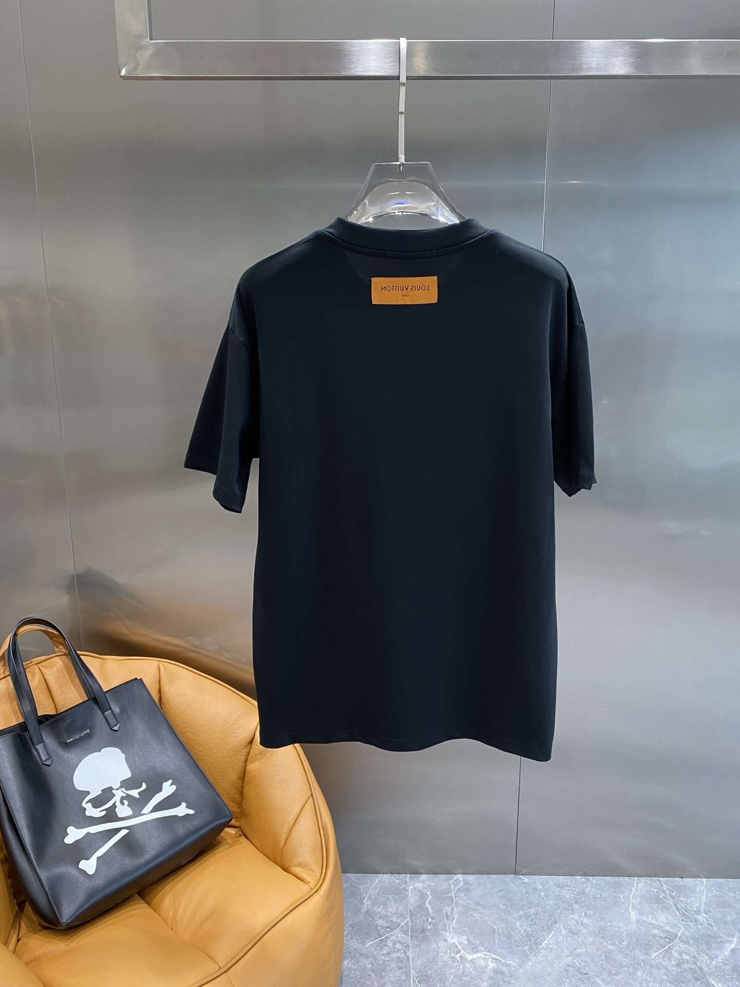 《𝙉𝙚𝙬🤍🖤 驴家》
2025新款短袖 胸前的“louisVuitton”字样搭配标志性图案，以精致的工