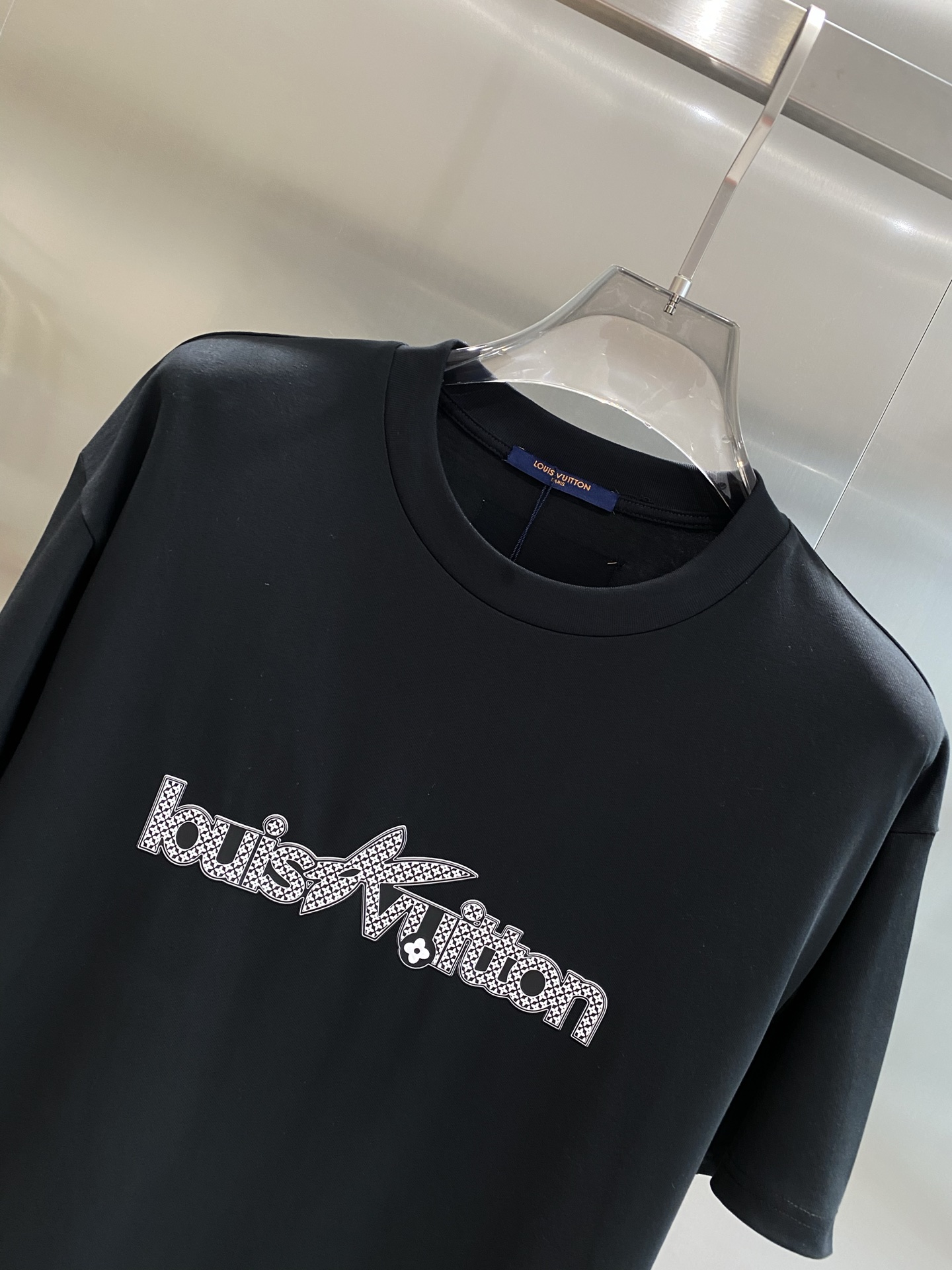 《𝙉𝙚𝙬🤍🖤 驴家》
2025新款短袖 胸前的“louisVuitton”字样搭配标志性图案，以精致的工