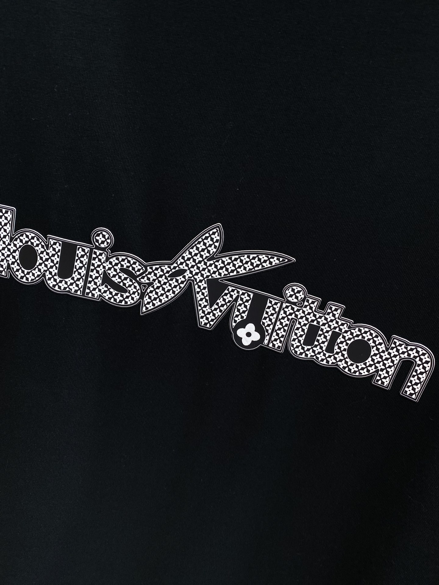 《𝙉𝙚𝙬🤍🖤 驴家》
2025新款短袖 胸前的“louisVuitton”字样搭配标志性图案，以精致的工