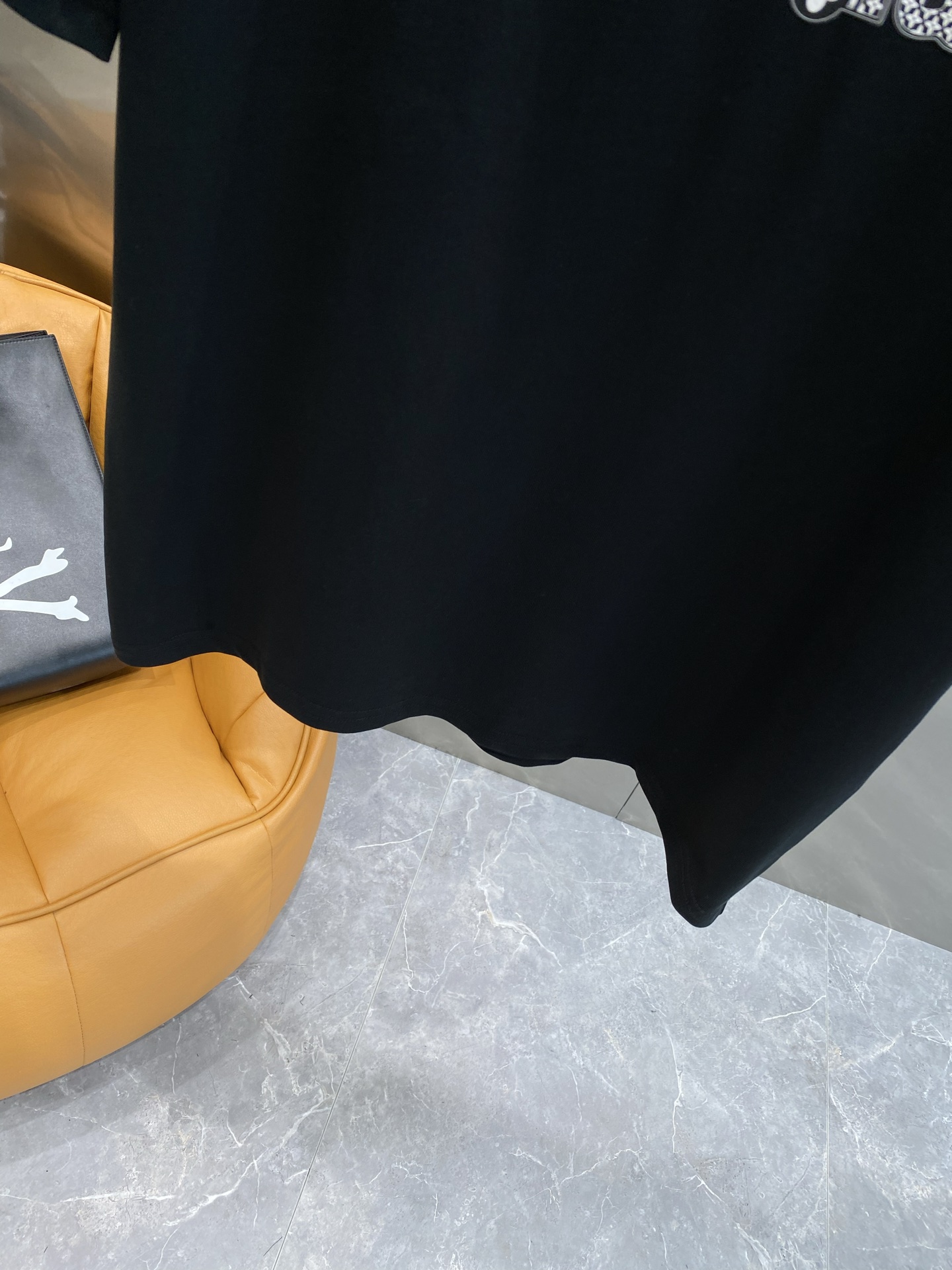 《𝙉𝙚𝙬🤍🖤 驴家》
2025新款短袖 胸前的“louisVuitton”字样搭配标志性图案，以精致的工