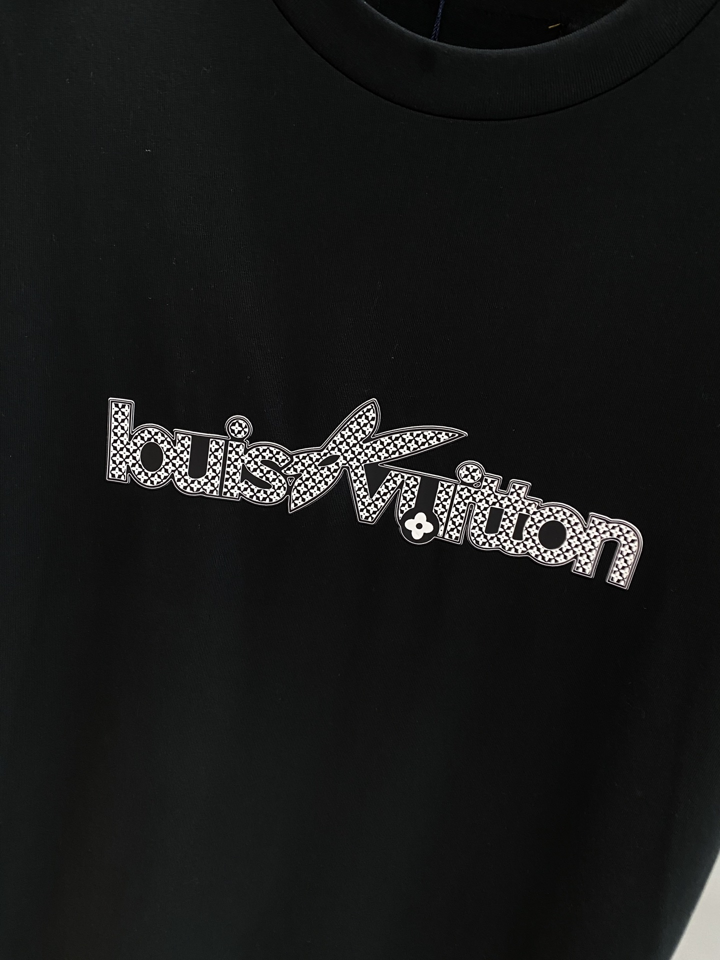《𝙉𝙚𝙬🤍🖤 驴家》
2025新款短袖 胸前的“louisVuitton”字样搭配标志性图案，以精致的工