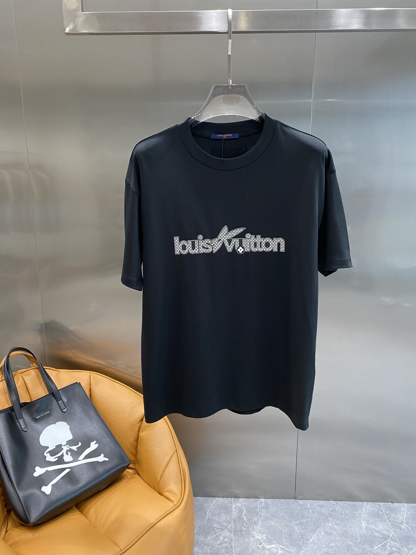 《𝙉𝙚𝙬🤍🖤 驴家》
2025新款短袖 胸前的“louisVuitton”字样搭配标志性图案，以精致的工