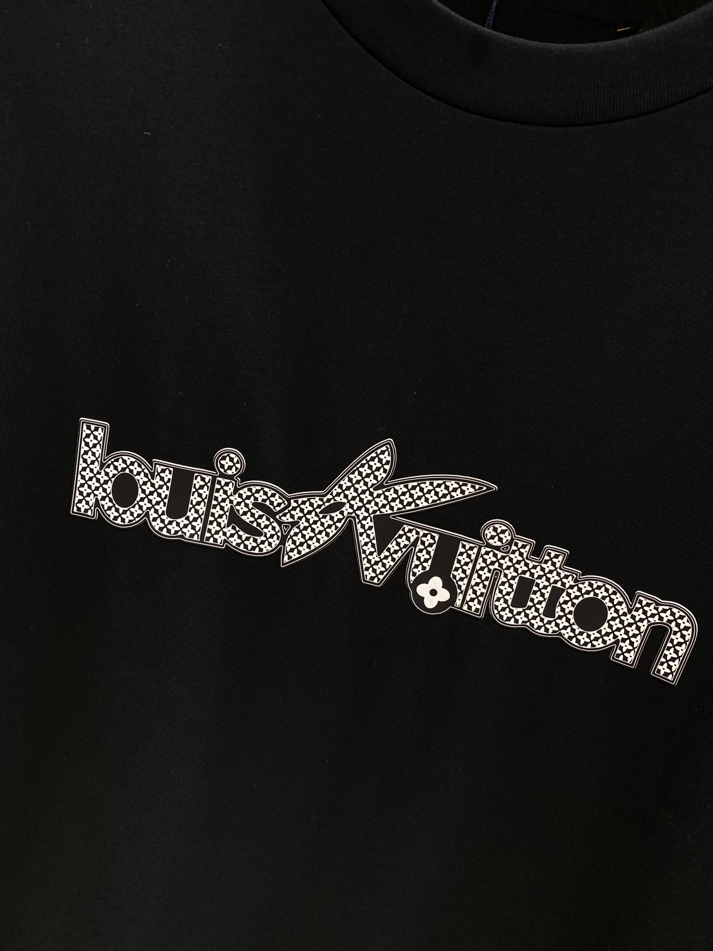 《𝙉𝙚𝙬🤍🖤 驴家》
2025新款短袖 胸前的“louisVuitton”字样搭配标志性图案，以精致的工