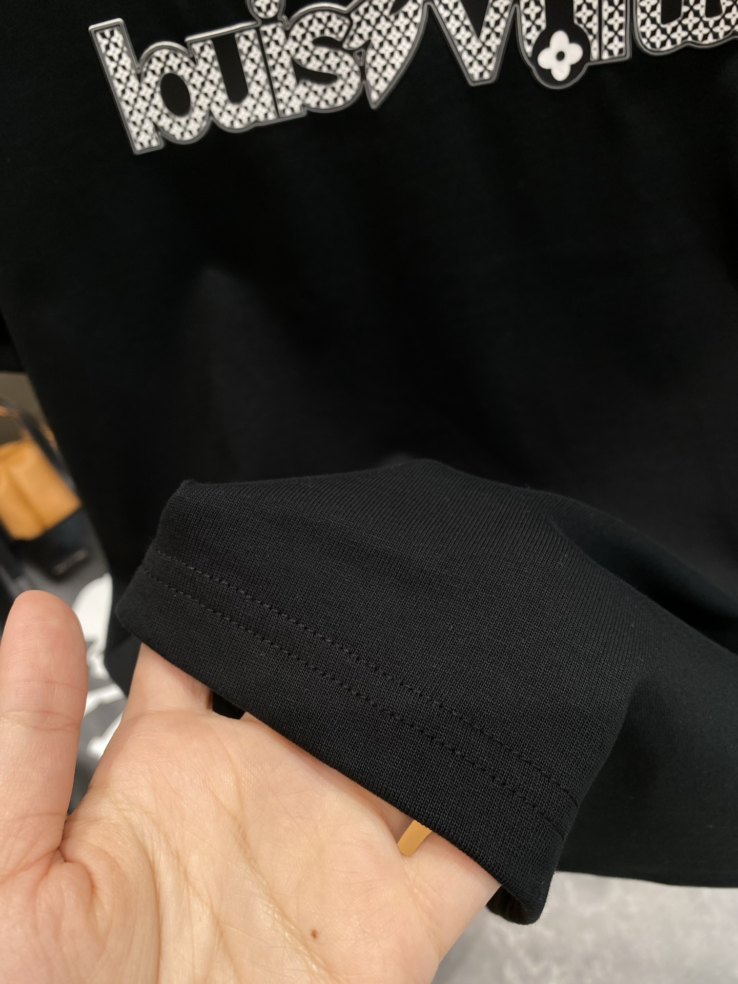 《𝙉𝙚𝙬🤍🖤 驴家》
2025新款短袖 胸前的“louisVuitton”字样搭配标志性图案，以精致的工
