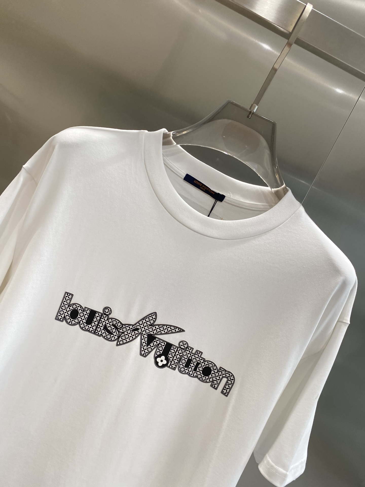 《𝙉𝙚𝙬🤍🖤 驴家》
2025新款短袖 胸前的“louisVuitton”字样搭配标志性图案，以精致的工