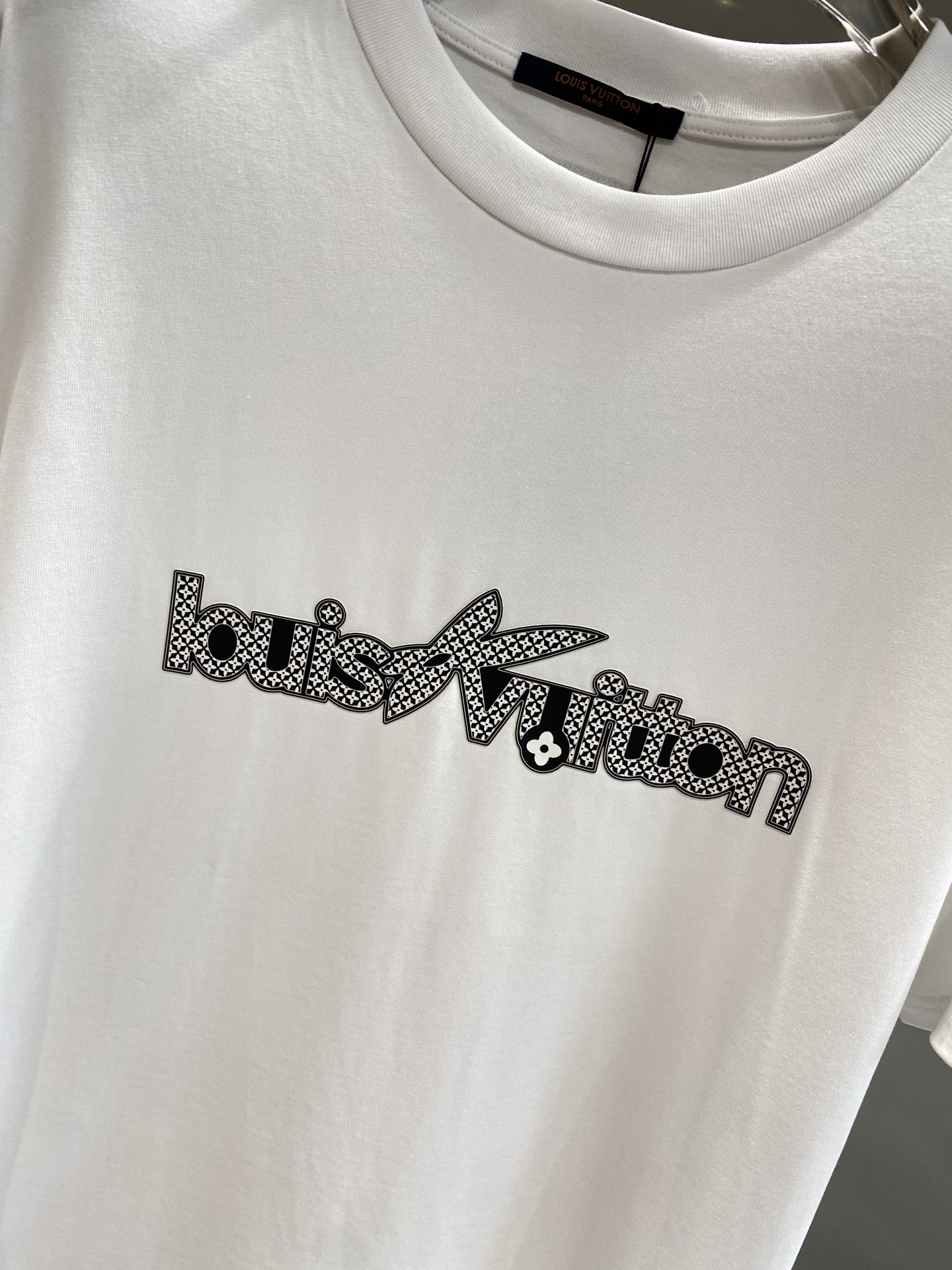 《𝙉𝙚𝙬🤍🖤 驴家》
2025新款短袖 胸前的“louisVuitton”字样搭配标志性图案，以精致的工