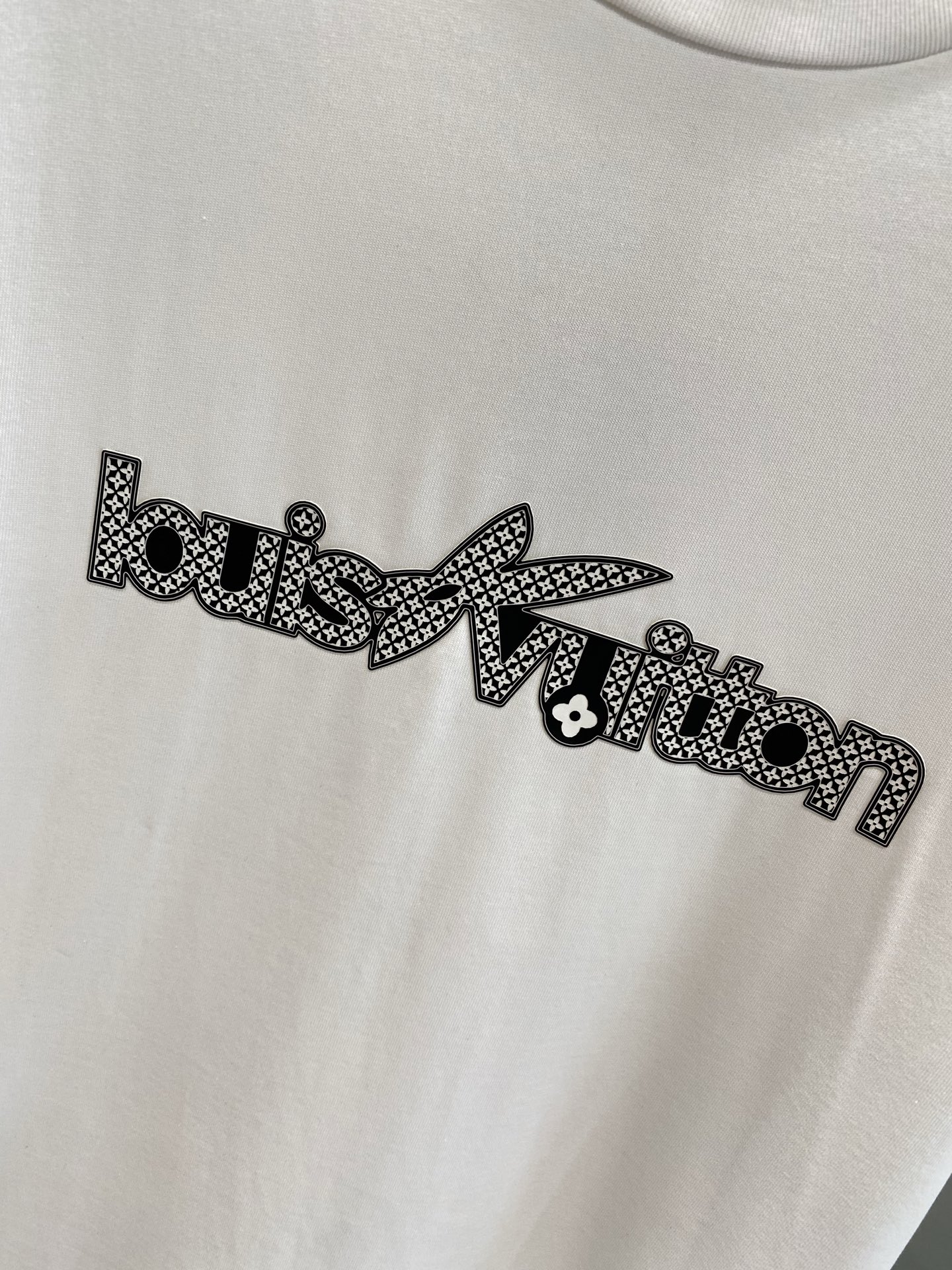 《𝙉𝙚𝙬🤍🖤 驴家》
2025新款短袖 胸前的“louisVuitton”字样搭配标志性图案，以精致的工