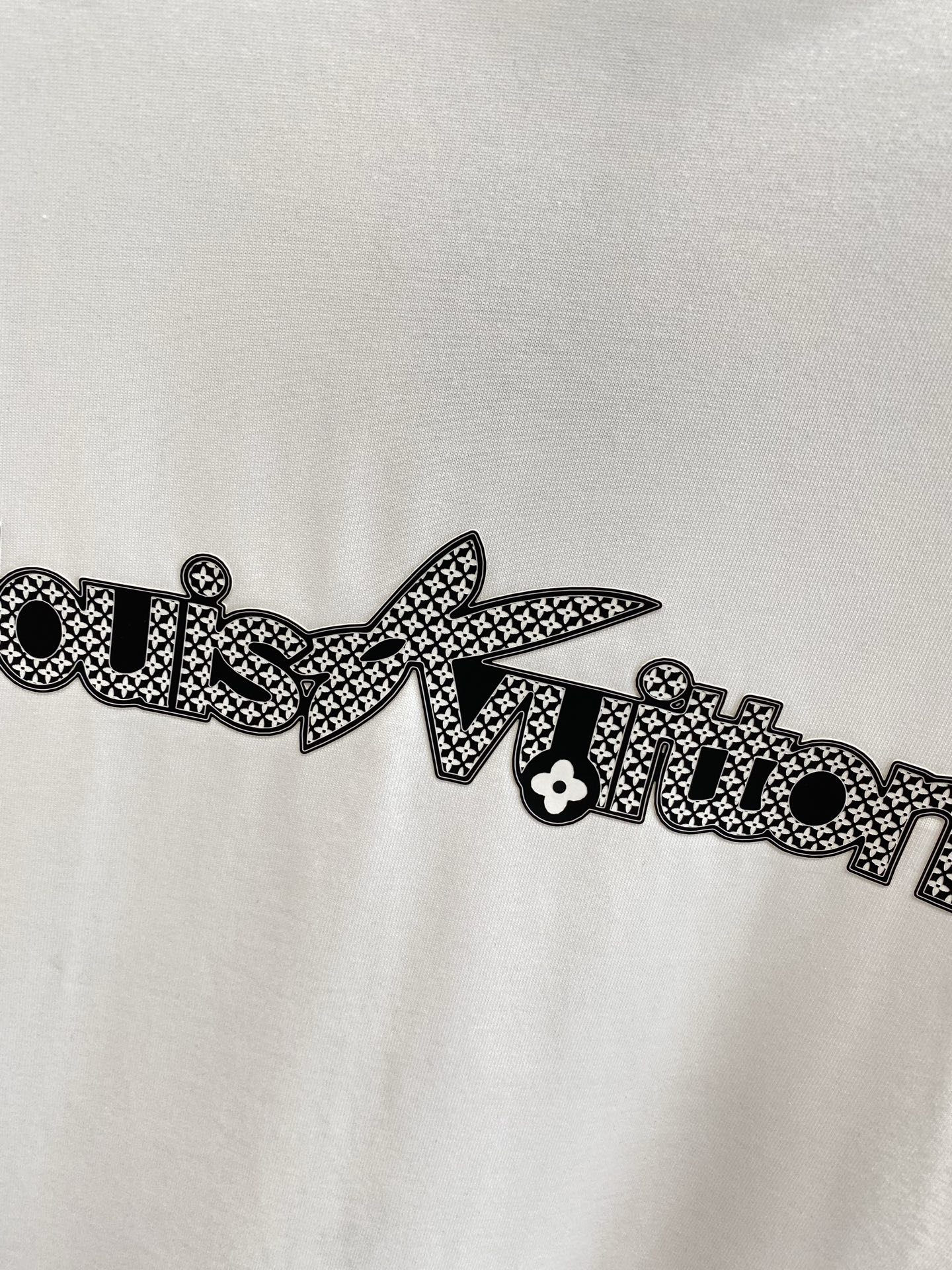 《𝙉𝙚𝙬🤍🖤 驴家》
2025新款短袖 胸前的“louisVuitton”字样搭配标志性图案，以精致的工