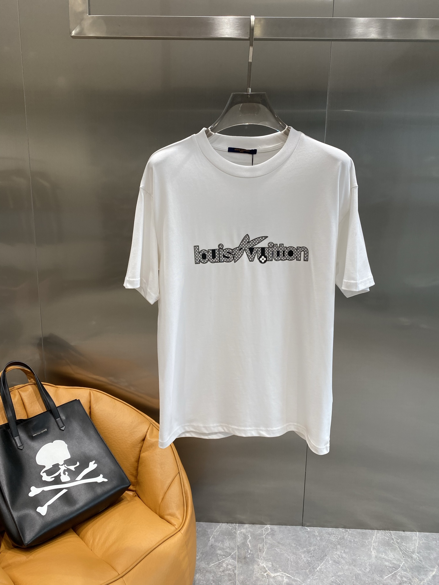 《𝙉𝙚𝙬🤍🖤 驴家》
2025新款短袖 胸前的“louisVuitton”字样搭配标志性图案，以精致的工