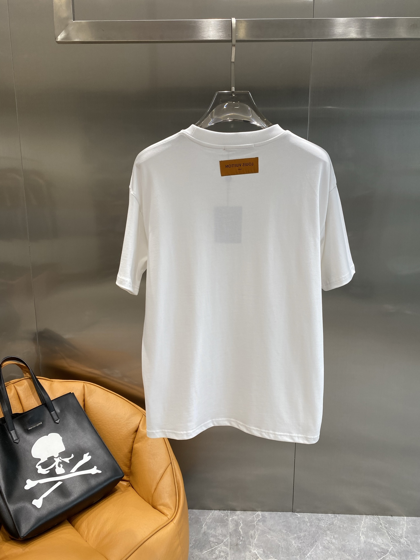 《𝙉𝙚𝙬🤍🖤 驴家》
2025新款短袖 胸前的“louisVuitton”字样搭配标志性图案，以精致的工